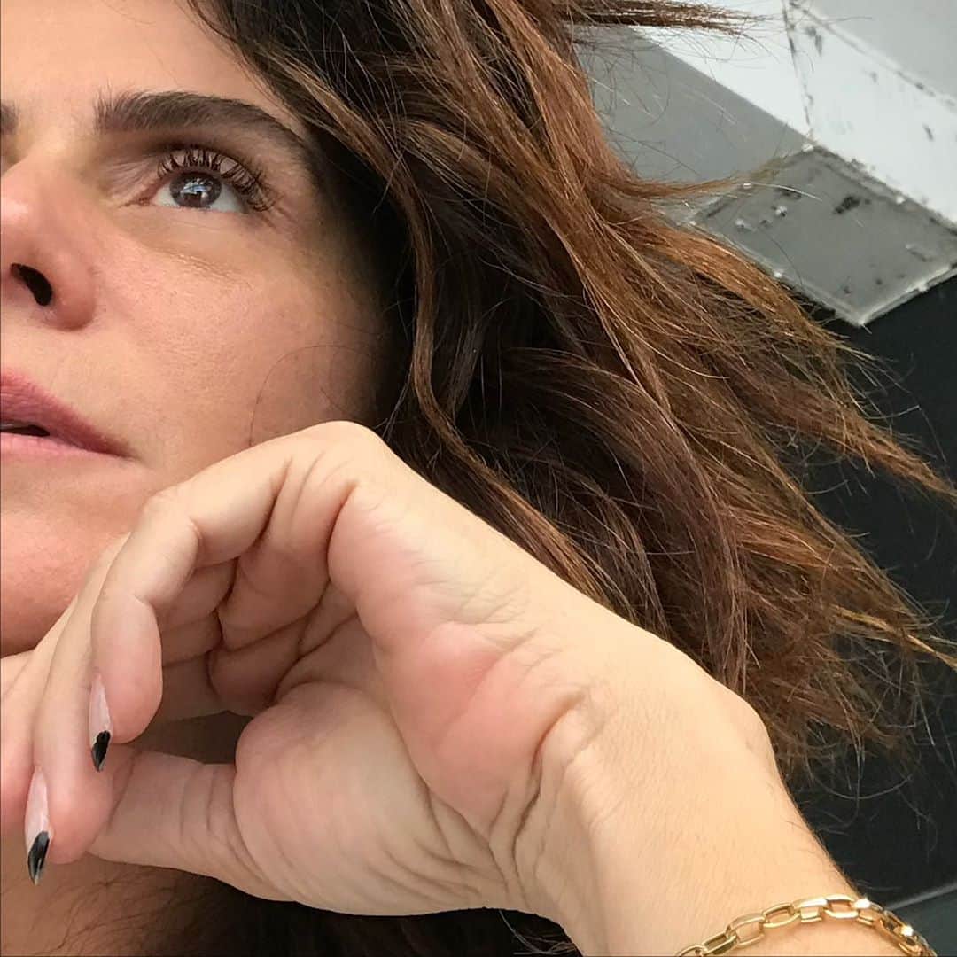 Giovanna Antonelliのインスタグラム：「'A ansiedade nos rouba o bem mais precioso: o momento presente.  Ela nos retira da realidade, nos ausenta de nós mesmos. E nada, absolutamente nada é mais precioso do que viver em estado de presença permanente.' È verdade @pefabiodemelo AMEI! 💖  Uma boa meta pra gente praticar todo dia!  Um sábado bem 'presente' pra todos nós!! 😉」