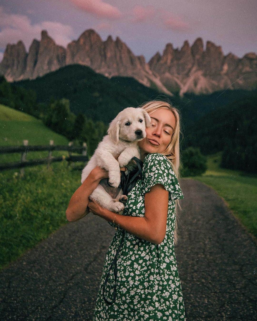アギーさんのインスタグラム写真 - (アギーInstagram)「Peanut Butter, mommy misses you so much, she might bring home a sister for you 🐕😍 :::::: Who else hugs every puppy they see?! 🙈🙋🏼‍♀️ Photo by @Jacob #Dolomites #puppiesofinstagram #puppylove」8月30日 1時21分 - aggie