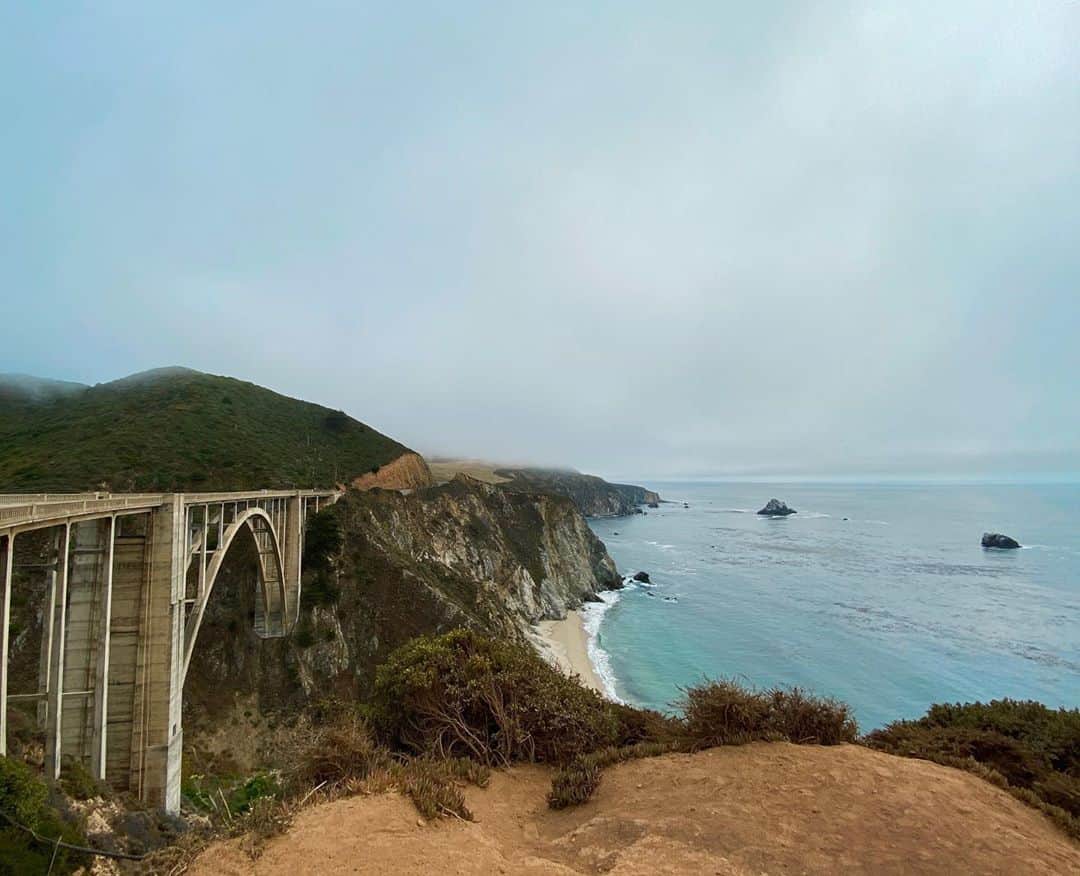 マンディクーンのインスタグラム：「Big Sur, you have my heart. ❤️  Parts of my beloved community are burning and many of my friends have had to evacuate their homes. As of today, the Dolan Fire spans over 24,000 acres and is 20% contained. I’m feeling optimistic that it will be contained soon, but new flare ups keep happening.   Big Sur Fire are our volunteer first responders- they are the first to respond to fires, medical emergencies, and rescues in our community. If you are able to and inclined to, please donate to @bigsurfire . They do so much to protect our community and rely completely on private donations and grants.  If you’ve ever been to Big Sur and appreciated how remote and rugged and beautiful it is, consider contributing to those who keep it safe amongst this (gorgeous but) difficult terrain.  Link in bio.  #dolanfire」