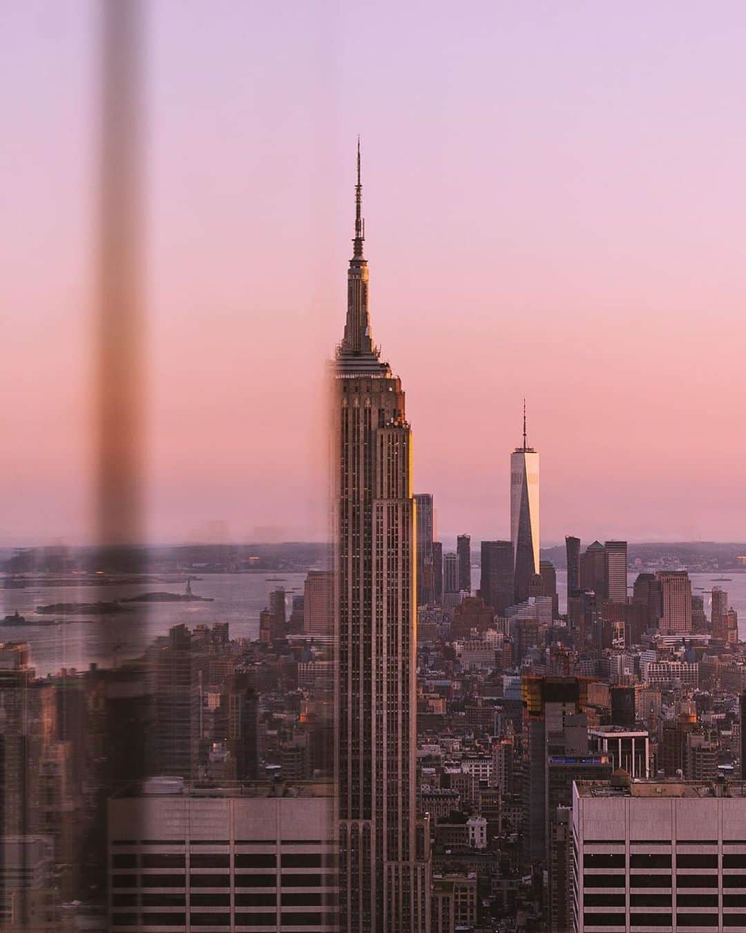 Empire State Buildingさんのインスタグラム写真 - (Empire State BuildingInstagram)「Now you see us, now you don’t 👀 ⠀⠀⠀⠀⠀⠀⠀⠀⠀ 📷: @lauraskills #EmpireStateBuilding」8月30日 1時22分 - empirestatebldg