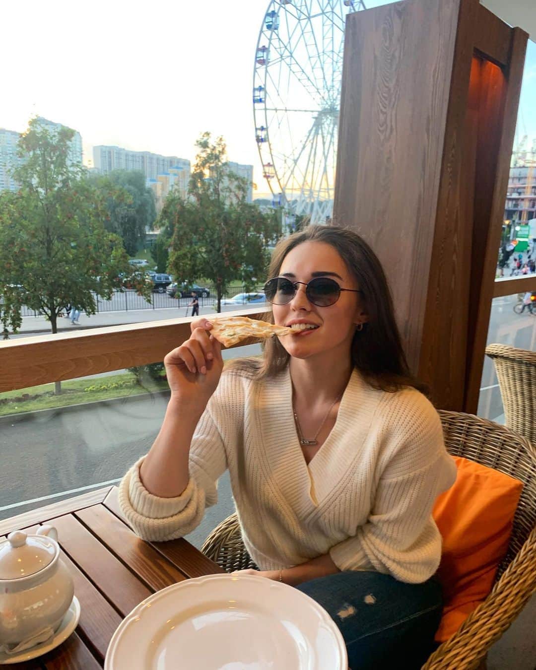 アッラ・ロボダのインスタグラム：「🍕😊」