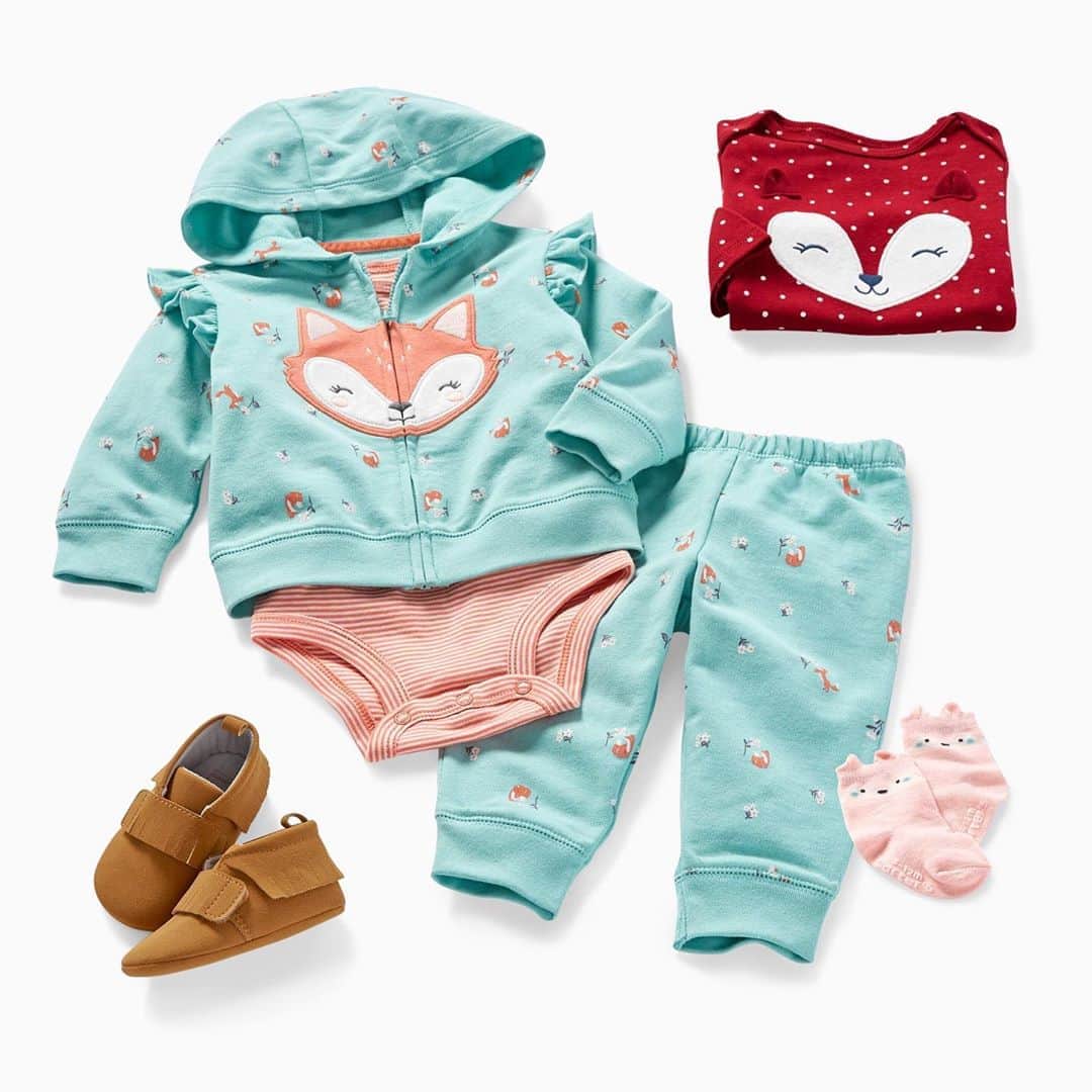 のインスタグラム：「Clever and cute and perfect for fall layering! (check out those moccasins!) 🦊🍃💗 #babyfox #fallootd #lovecarters」