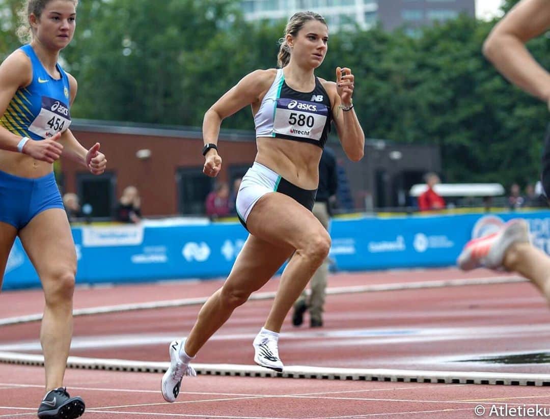 ラウラ・デ・ウィットのインスタグラム：「Qualified for the final in a new SB (53.53) 🤩As you can see, this already meant a lot to me ➡️ On to the final tomorrow at 16:40u 🙌🏼 #NKAtletiek」