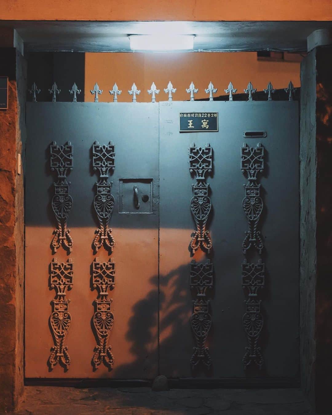 言身寸 in Tainan, Taiwanさんのインスタグラム写真 - (言身寸 in Tainan, TaiwanInstagram)「#看不見的城市 / #籠流連 - 2020.8.30 #taiwan #tainan #台灣 #台湾 #台南 #写真」8月30日 1時37分 - kukud83