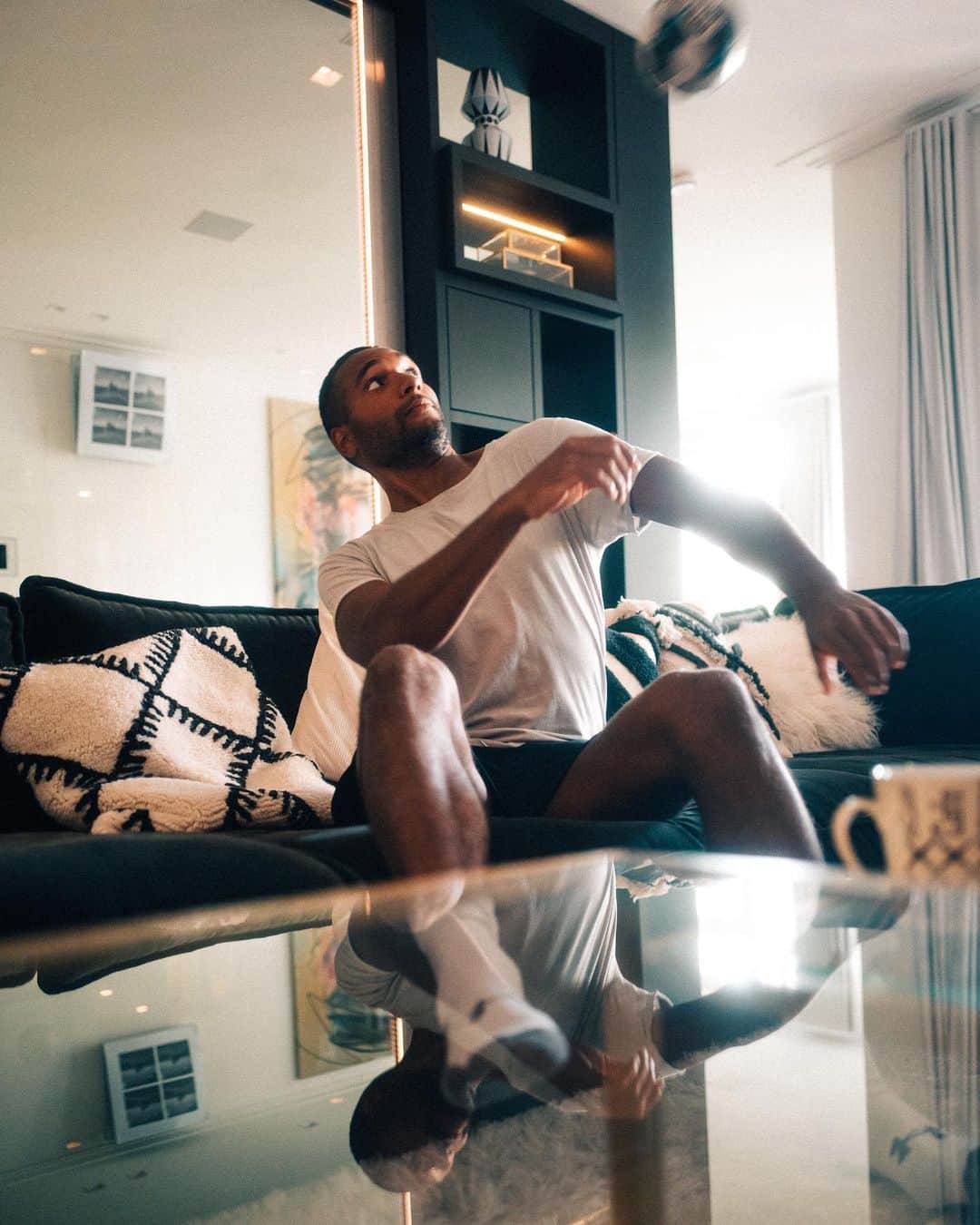 ヨナタン・ターのインスタグラム：「Give me a football & I’m happy. ⚽️🙌🏾」