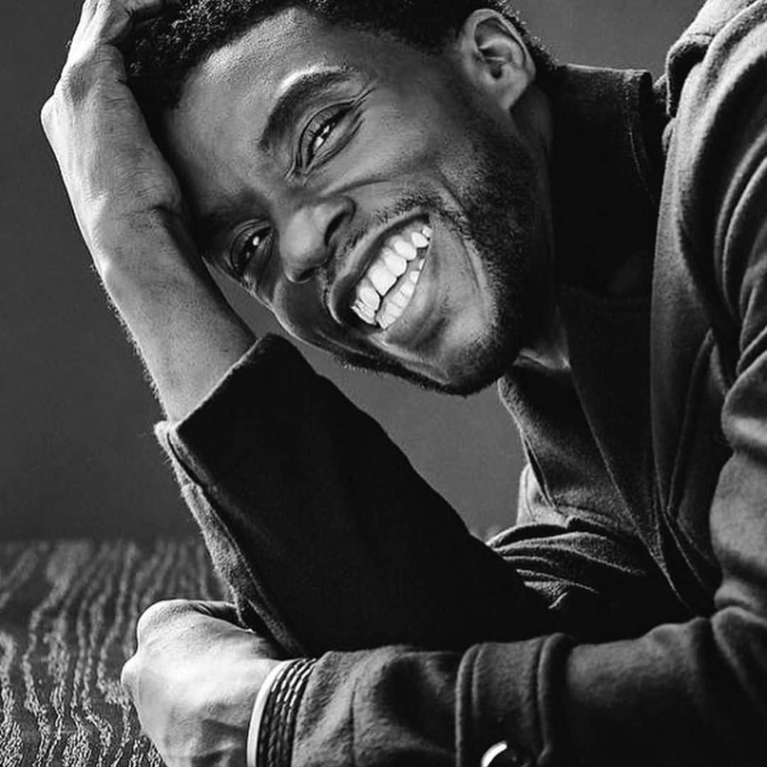 アレクシス・ナップのインスタグラム：「I’m still in shock....was working last night when this devastation hit & couldn’t process it... just fking mindblown— REST IN PEACE & POWER, KING. One of the most beautiful men to live....a shining soul, gone so young.... heartbreaking. 💔  Send so much love to his family, he was a true warrior. 💫🙌🏻  #Repost @chadwickboseman ・・・ It is with immeasurable grief that we confirm the passing of Chadwick Boseman.⁣ ⁣ Chadwick was diagnosed with stage III colon cancer in 2016, and battled with it these last 4 years as it progressed to stage IV. ⁣ ⁣ A true fighter, Chadwick persevered through it all, and brought you many of the films you have come to love so much. From Marshall to Da 5 Bloods, August Wilson’s Ma Rainey’s Black Bottom and several more, all were filmed during and between countless surgeries and chemotherapy. ⁣ ⁣ It was the honor of his career to bring King T’Challa to life in Black Panther. ⁣ ⁣ He died in his home, with his wife and family by his side. ⁣ ⁣ The family thanks you for your love and prayers, and asks that you continue to respect their privacy during this difficult time. ⁣ ⁣ Photo Credit: @samjonespictures」