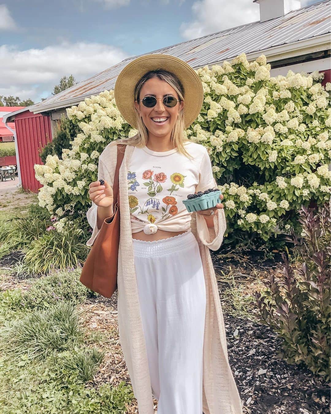 Stephanie Sterjovskiさんのインスタグラム写真 - (Stephanie SterjovskiInstagram)「Farmers market finds 🌾 Linked my entire look here: http://liketk.it/2VtMw @liketoknow.it #liketkit #beautyyouseek #slowlivingmovement #farmersmarkets #outfitoftoday (thanks for the snaps @annawithlove) 🤍」8月30日 1時52分 - stephsjolly