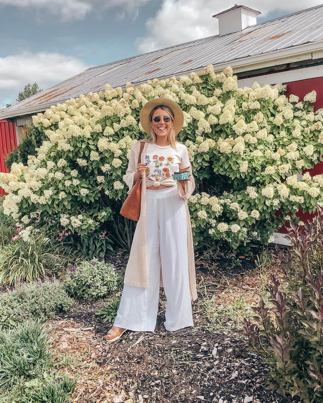 Stephanie Sterjovskiさんのインスタグラム写真 - (Stephanie SterjovskiInstagram)「Farmers market finds 🌾 Linked my entire look here: http://liketk.it/2VtMw @liketoknow.it #liketkit #beautyyouseek #slowlivingmovement #farmersmarkets #outfitoftoday (thanks for the snaps @annawithlove) 🤍」8月30日 1時52分 - stephsjolly