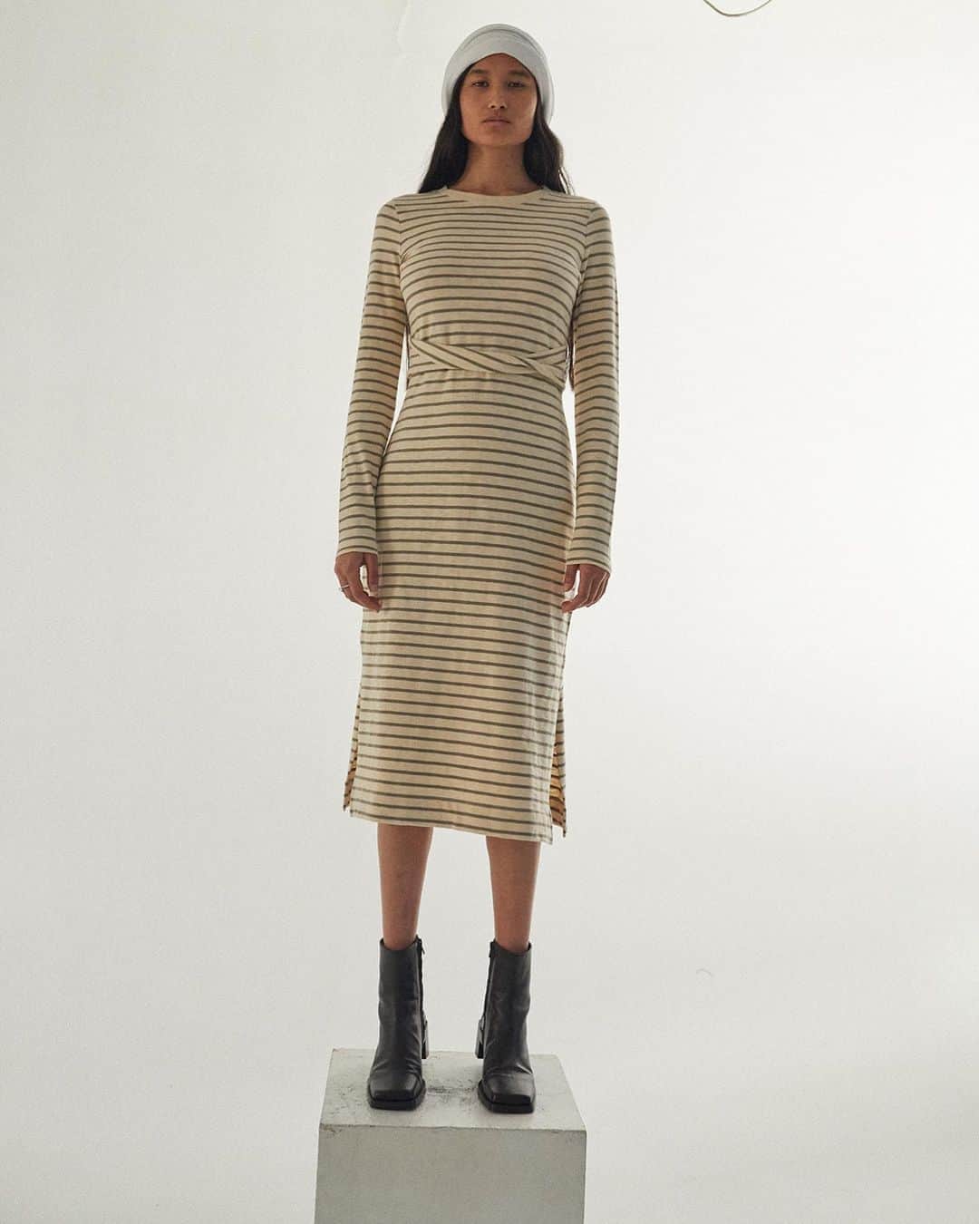 カレントエリオットのインスタグラム：「showin’ off our new stripes / shop the studio dress via the link in our bio」