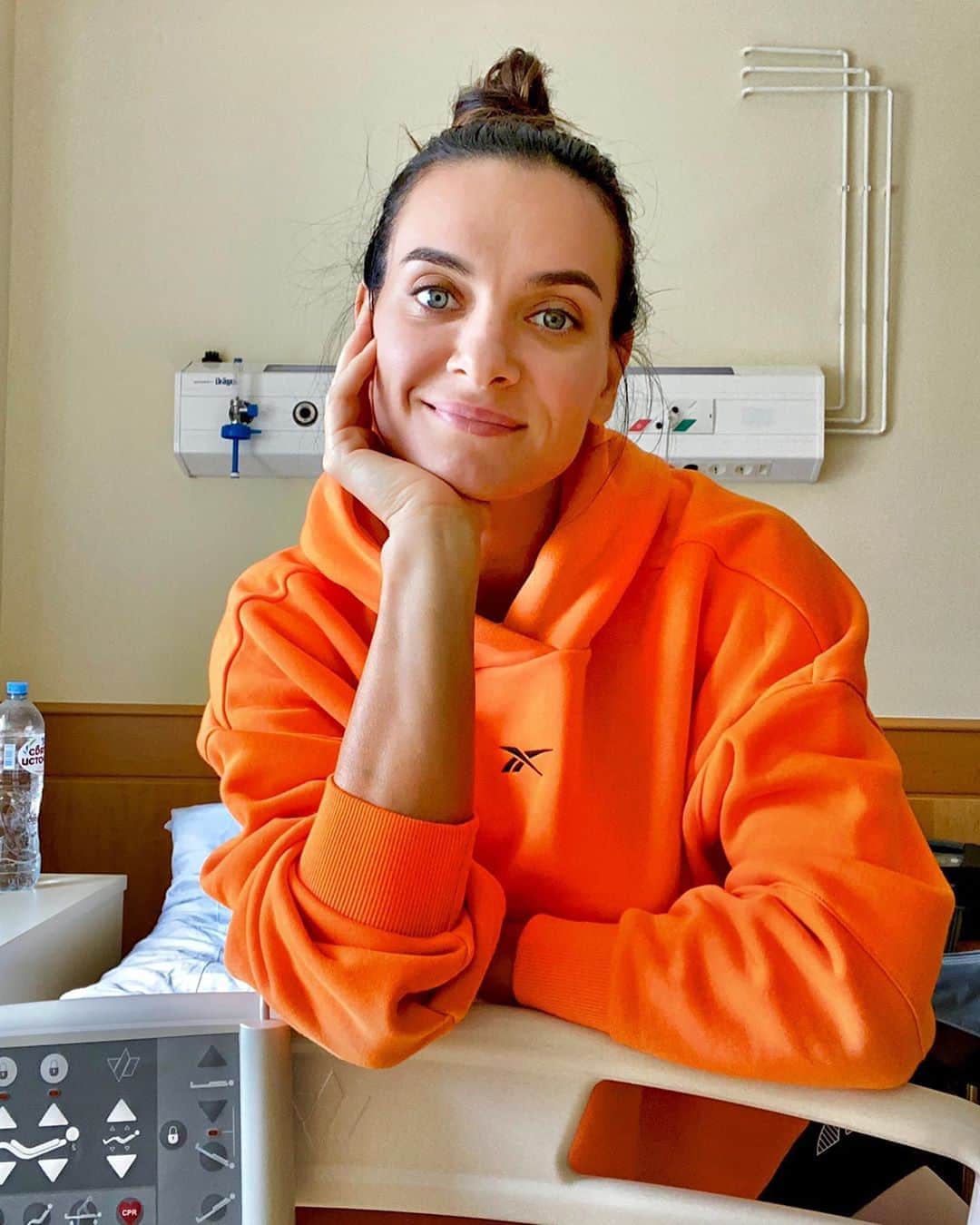 エレーナ・イシンバエワのインスタグラム：「Мой «отдых» подходит к концу! Выспалась года за 2 ☺️ После рождения сынули, меня преследовал хронический недосып. Двое детей - это не шутка, ( думаю мамы 3-4 детей сейчас смеются🤪). Зато теперь я бодра, полна сил, энергии на новые свершения. Но и им придётся немного подождать, так как впереди 1,5 месяца восстановления. Так что, мои хорошие, скоро лента преобразиться и будет полна позитивного контента!😃 ⠀ Кстати, какие рубрики сделать системными? Я ведь для вас профиль веду 🤗 ⠀ My "vacation" comes to an end! Slept for 2 years ☺ After the birth of my son, I was plagued by a chronic lack of sleep. Two kids is no joke, ( I think mothers of 3-4 children are laughing now🤪). But now I am cheerful, full of strength, energy for new achievements. But they will also have to wait a little, as 1.5 months of recovery are ahead. So my good ones, soon the feed will be transformed and will be full of positive content!😃 ⠀ By the way, which categories should I make system ones? I keep a profile for you 🤗」