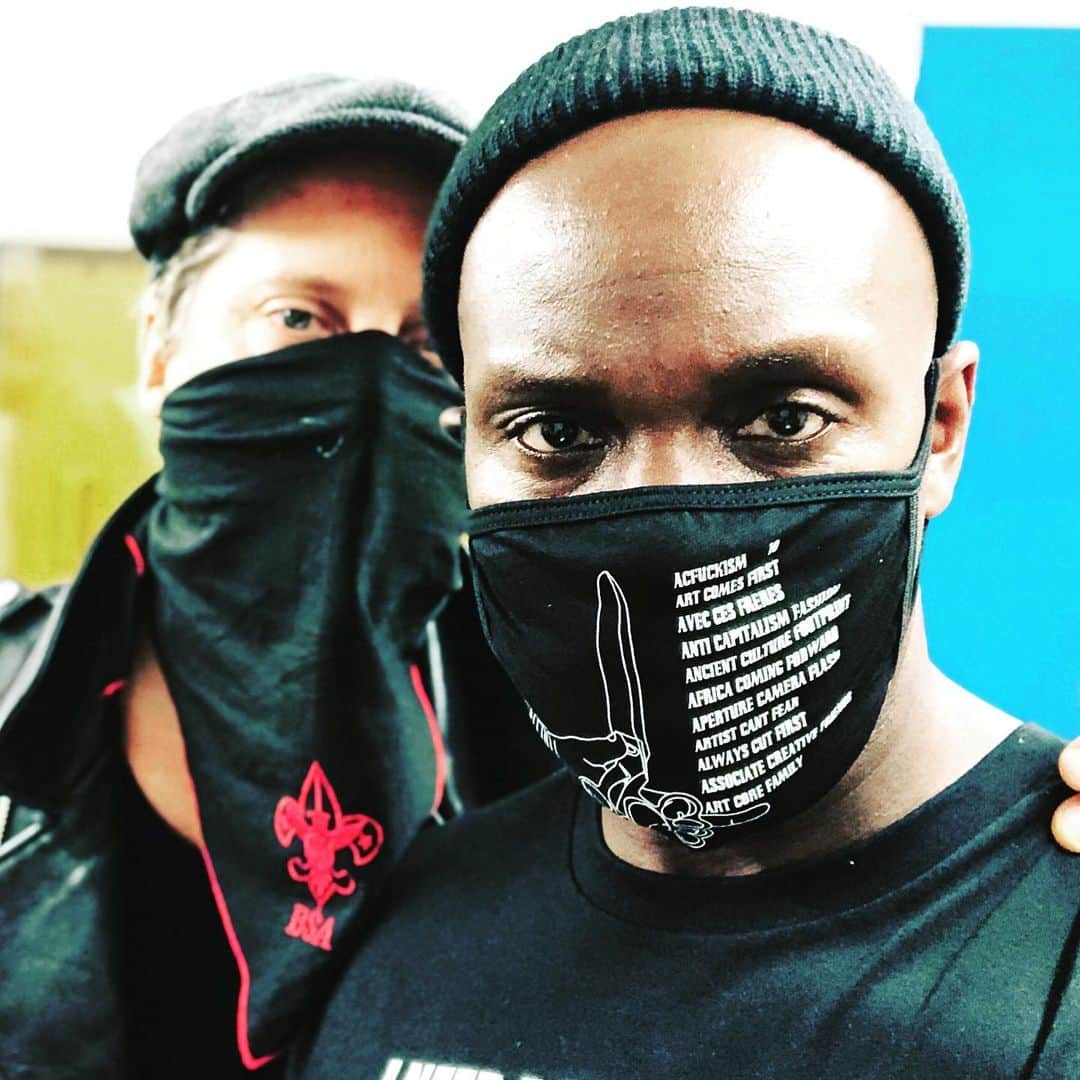 のインスタグラム：「Socially distancing double show in Newcastle. With me old pal, Gal (the owl) Powell @gdogg27」