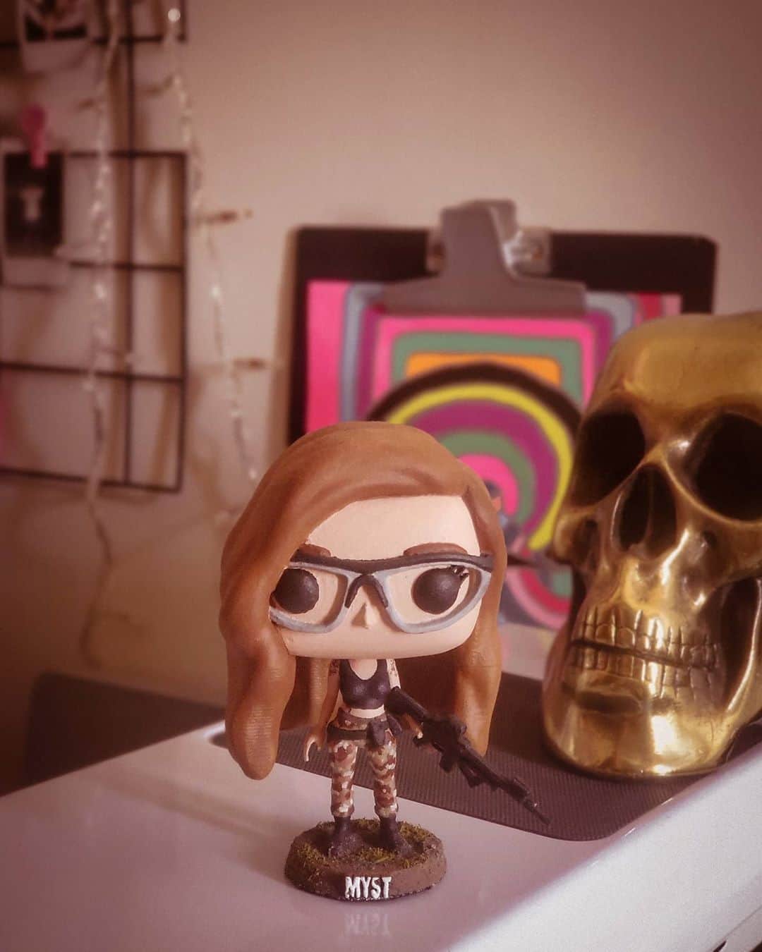Anna Vargasのインスタグラム：「Só pra relembrar esse mimo que ganhei da @3dcustomshop e que encanta todo mundo que vem aqui casa.🥰 A coisa mais gratificante dessa minha ainda curta trajetória, tanto no airsoft quanto no instagram, é ser capaz de tocar e formar laços com tantas pessoas que de outra forma eu dificilmente teria contato. 💜 #gratidao . . . . #actionfigures #cabecudinho #funkopop #bonecos #colecionaveis #miniature #myst」