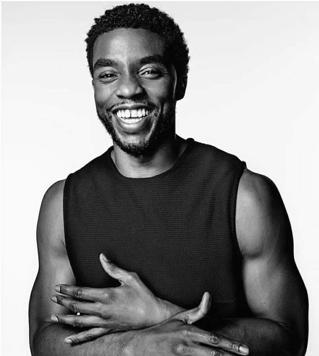 マット・ボマーのインスタグラム：「What a loss. Way, way too soon. I only spent time with you once (before Black Panther) but I was so struck by your humility, kindness, and presence that I knew you were destined for amazing things. The fact that you were out there turning in these phenomenal performances while battling a major illness- that’s a true superhero. My heart goes out to your family and loved ones. Rest in power. Your incredible work lives on.」