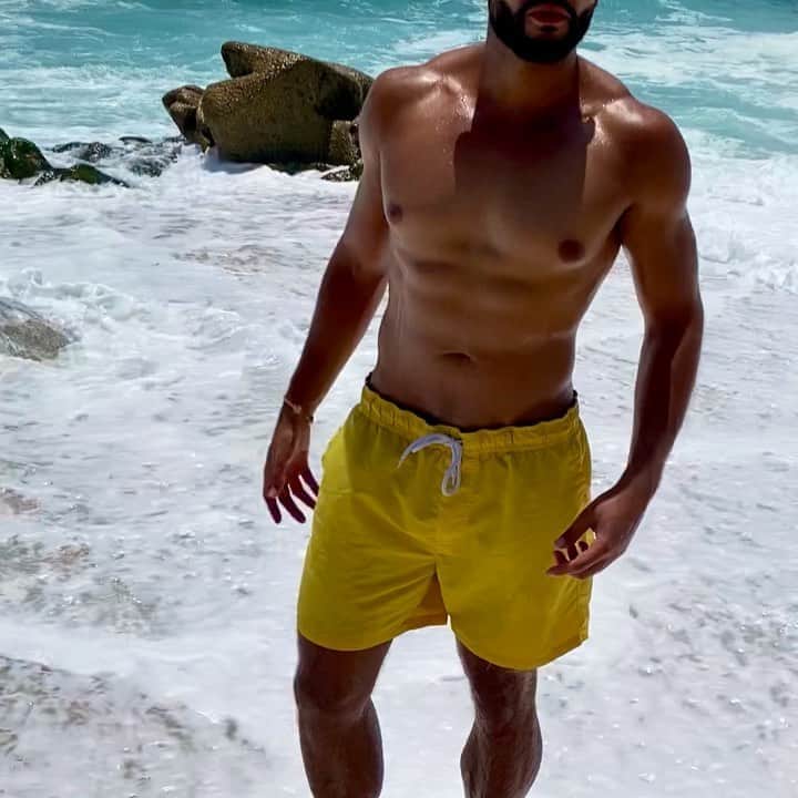 ディジョン・タルトンのインスタグラム：「The wind and the waves speak too. What’s yours saying?」