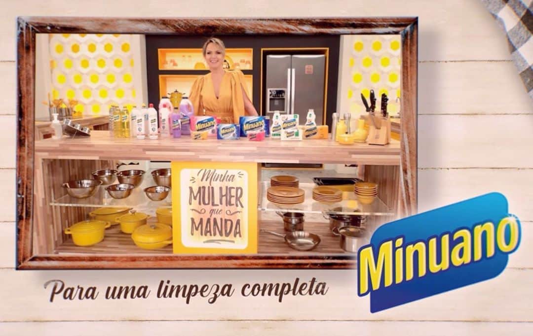 Eliana Michaelichin Bezerraのインスタグラム：「A partir desse domingo, a cozinha do “Minha Mulher Que Manda” vai contar com o cuidado e a proteção da linha completa de produtos Minuano. Tô muito feliz com essa parceria, porque nas próximas semanas vamos receber um time de influenciadoras para bater um papo e dar dicas de limpeza. Você não pode perder! Vai ser demais!!   #minhamulherquemanda #programaeliana #domingo #ad #LinhaMinuano #Eficiênciaqueresolve #TimeMinuano」