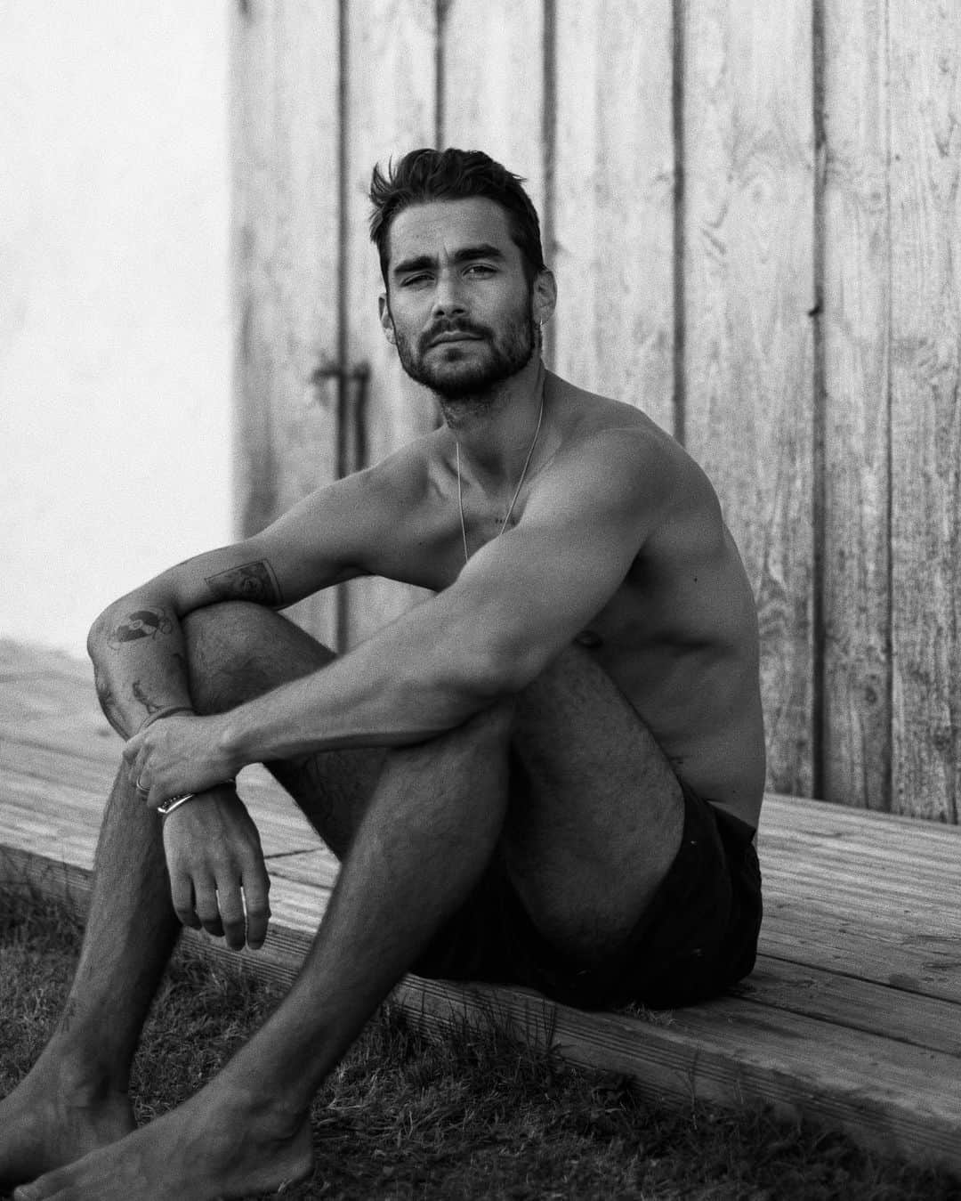 NICOLAS SIMOESのインスタグラム：「Endless summer 🖤」