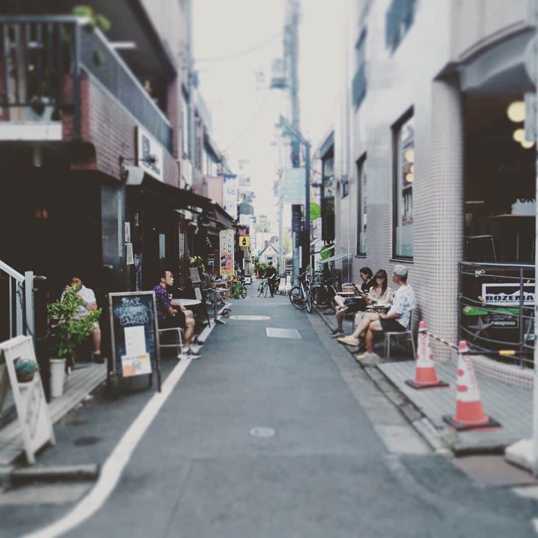 松村太郎のインスタグラム：「路地は陽が避けられて意外と過ごせる。 #Shimokitazawa #Tokyo #Street」