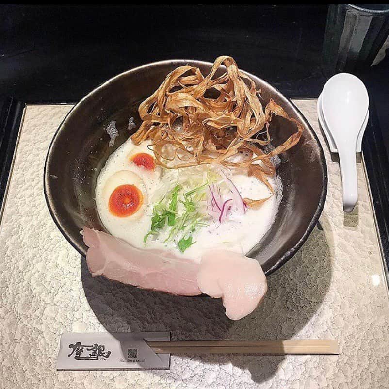 関西LIFE－homelife－のインスタグラム：「【大阪府・大阪市西区】 スープにこだわった【鶏soba座銀】 . 鹿児島県産桜島鶏のみで丁寧に仕込む濃厚白湯スープがたまらない！ トッピングのごぼうスライスの素揚げが麺とスープに良く会います☆ 行列ができるのも、納得のお店でした！ . . @homelife_local では #homelife_大阪 をつけて投稿された素敵な大阪の写真を紹介していきます。大好きな大阪を一緒に盛り上げていきましょう。 .  . #鶏soba座銀 #座銀 #ラーメン #鶏白湯ラーメン #白湯 #鶏soba座銀本店 #桜島鶏 #鹿児島 #肥後橋駅 #大阪ラーメン #美味しい #行列 #らーめん百名店 #麺スタグラム #肥後橋ランチ #大阪 #大阪グルメ #大阪ランチ #大阪カフェ #大阪女子会 #大阪旅行 #大阪観光 #そうだ大阪行こう #大阪 #観光 #yummy #japan #japantrip #japantrip2020」