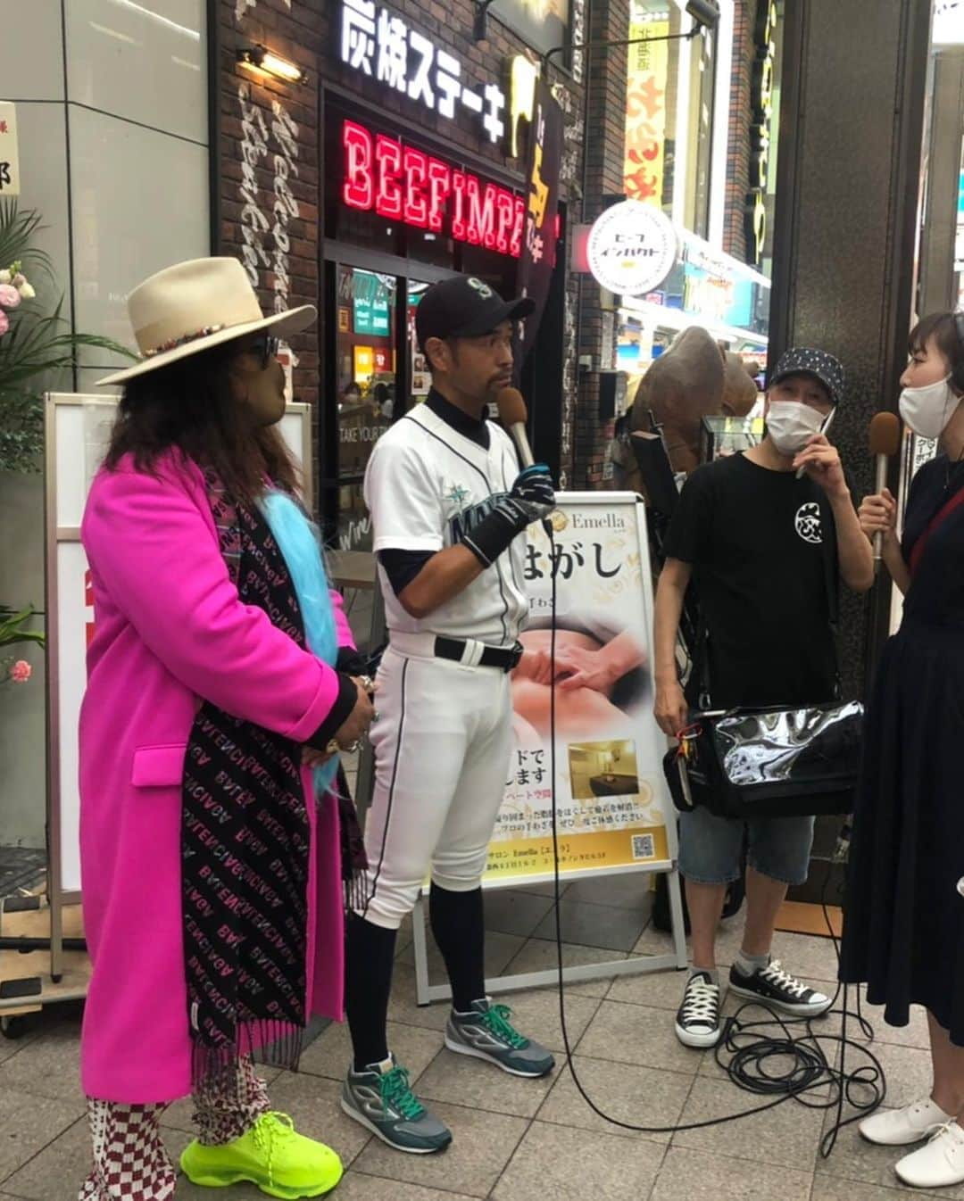 ニッチロー'さんのインスタグラム写真 - (ニッチロー'Instagram)「札幌のカレーパン専門店 【カレーパンだ。】さんのグランドオープンに呼んで頂きました！  ベーカリープロデューサー岸本拓也さんが手掛けたお店です！  監修はカレーパン販売のギネス記録を持つ大泉裕一さん！  コンサドーレ札幌さんのオフィシャルパートナーでもあるのでコンサドーレカラーの赤と黒をイメージした2種のカレーパン  ・sexyカレーパン(黑カレーパン) 濃厚なカレーに複雑なスパイスの刺激がたまらない大人のカレーパン  ・めんこいカレーパン(赤カレーパン) まろやかでコクがありお子様からご年配の方まで親しんで食べれるカレーパン  どちらも大きなステーキ肉が入っていて何処から食べてもすぐに肉に当たります  どちらも一個340円(税別)  是非とも二つのカレーパンを買って食べ比べてみて欲しいです！  カレーパンの二刀流おすすめです！  #カレーパンだ。 #カレーパン #札幌 #カレー伝導師 #ニッチロー'」8月30日 13時12分 - nicchiro5.1