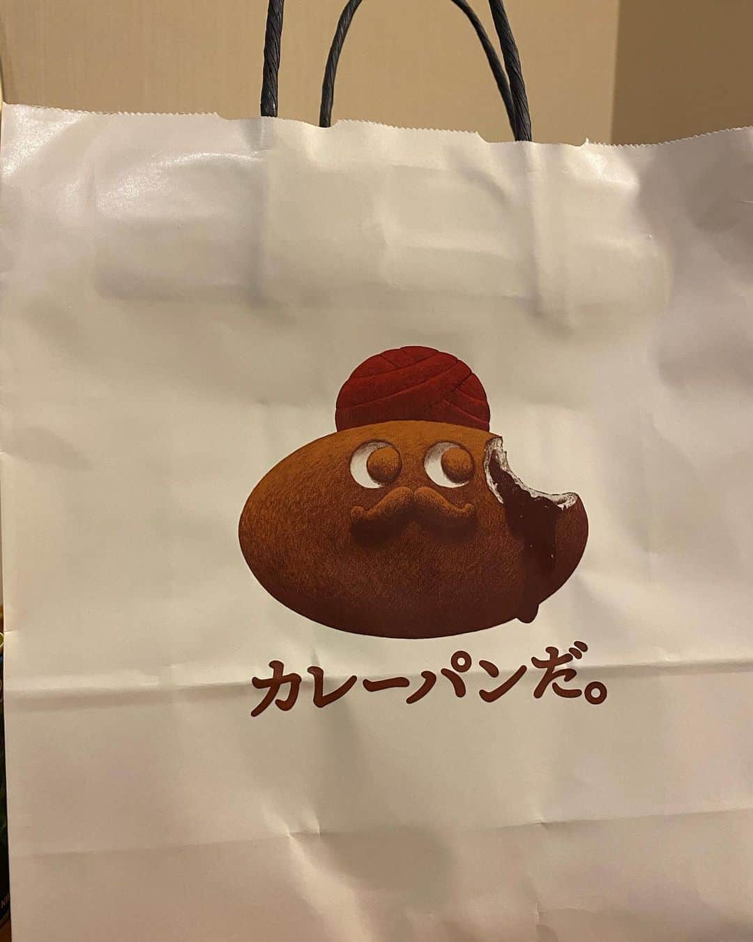 ニッチロー'さんのインスタグラム写真 - (ニッチロー'Instagram)「札幌のカレーパン専門店 【カレーパンだ。】さんのグランドオープンに呼んで頂きました！  ベーカリープロデューサー岸本拓也さんが手掛けたお店です！  監修はカレーパン販売のギネス記録を持つ大泉裕一さん！  コンサドーレ札幌さんのオフィシャルパートナーでもあるのでコンサドーレカラーの赤と黒をイメージした2種のカレーパン  ・sexyカレーパン(黑カレーパン) 濃厚なカレーに複雑なスパイスの刺激がたまらない大人のカレーパン  ・めんこいカレーパン(赤カレーパン) まろやかでコクがありお子様からご年配の方まで親しんで食べれるカレーパン  どちらも大きなステーキ肉が入っていて何処から食べてもすぐに肉に当たります  どちらも一個340円(税別)  是非とも二つのカレーパンを買って食べ比べてみて欲しいです！  カレーパンの二刀流おすすめです！  #カレーパンだ。 #カレーパン #札幌 #カレー伝導師 #ニッチロー'」8月30日 13時12分 - nicchiro5.1