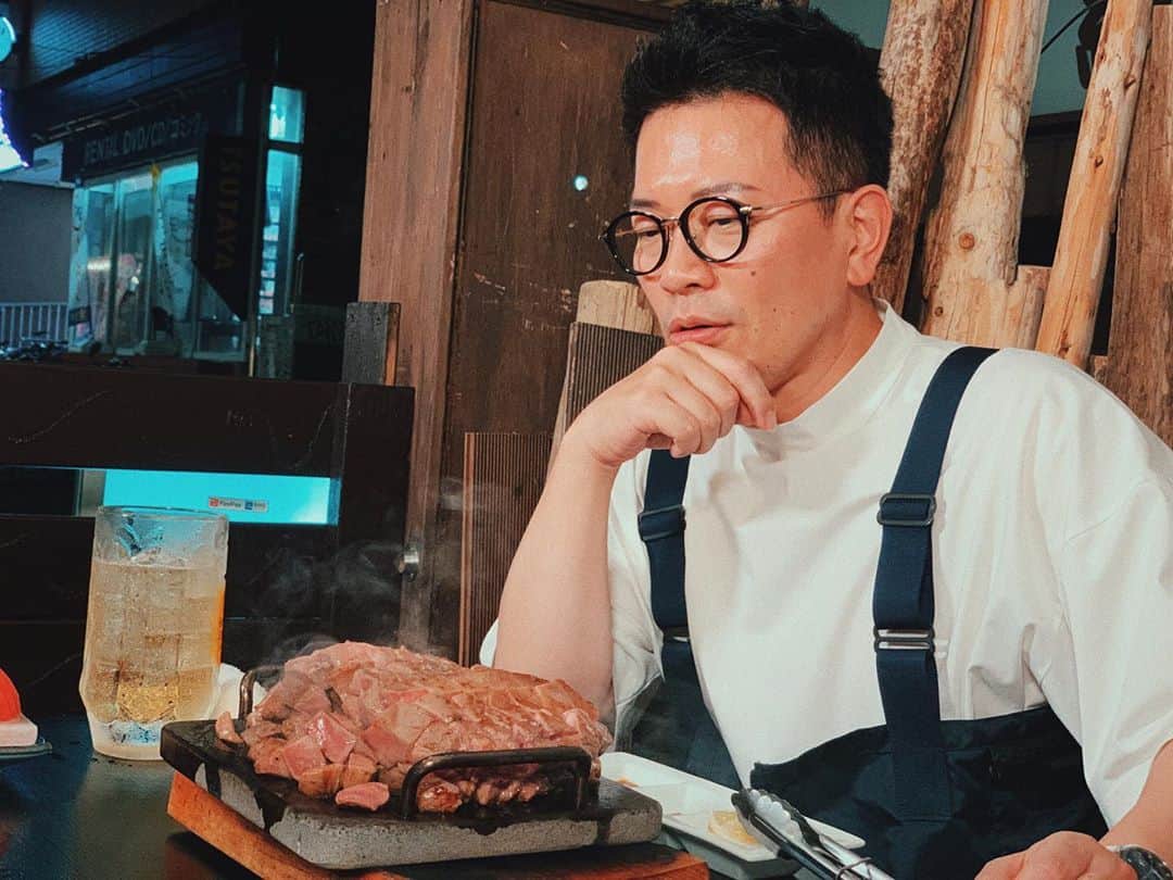のインスタグラム：「この量。只々わろてまうわ。 . . . 写真：アヤト(@ayato_nishikido ) . #宮迫です #宮迫博之 #芸人 #お笑い #牛タン #幡ヶ谷 #幡ヶ谷グルメ #ハイボール大好き #youtube #youtuber #撮影 #ポートレート #portrait #tokyo #japan #japaneseboy #japanese #instagram #instalike #instagood #good_portraits_world」