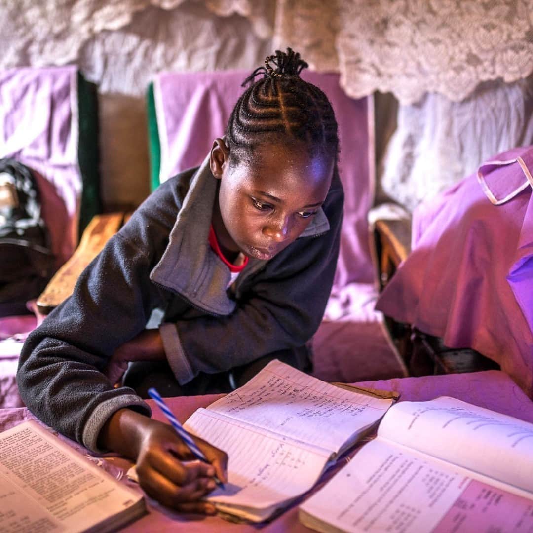 unicefさんのインスタグラム写真 - (unicefInstagram)「Sheila is studying hard for her final exams in Kibera, an informal settlement in Nairobi, Kenya. Each week, her teacher sends lessons to her mother’s phone. It’s every child’s right to an education, yet half of students in sub-Saharan Africa are unable to access remote learning due to #COVID19. UNICEF is working with governments to make sure that when schools reopen, they reopen better - and provide additional support to the most marginalized children.  © UNICEF/UNI326279/Otieno」8月30日 13時15分 - unicef