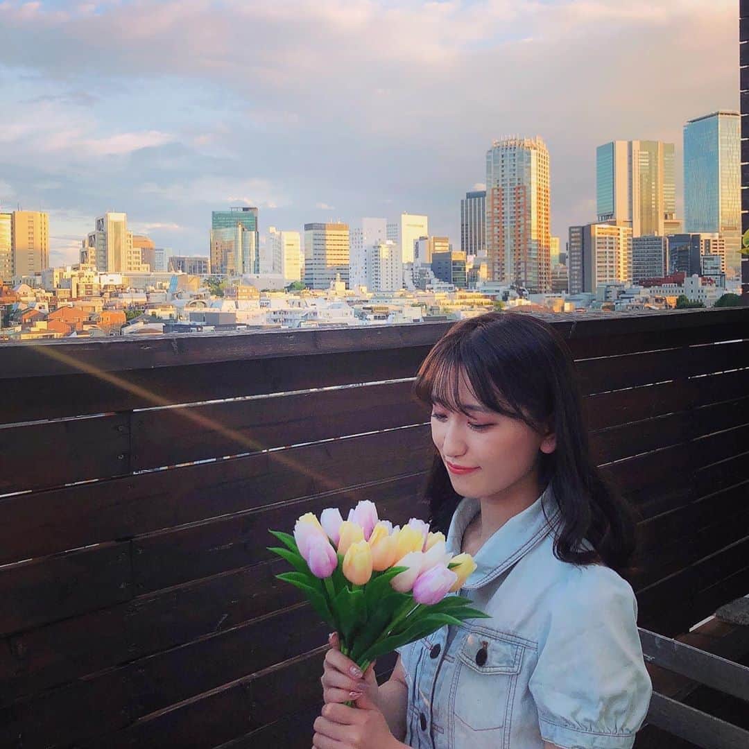 のインスタグラム：「. ふと、外の景色や空を見て、時間を気にせずぼーっと何かを考えている時が最近は好きです⌛️会えていない友人や地元の子を思い浮かべながら、元気にしてるかなぁ…？と最近よく考えます💭  みんなそれぞれ頑張っていて、私も頑張らなきゃ！と思うことが多く、同世代の子から刺激を貰う日々🌱 私も誰かの支えになって、一緒にがんばっていける存在になりたいなぁと思ってます🌸  ８月もありがとう！９月もよろしくね！🌈」