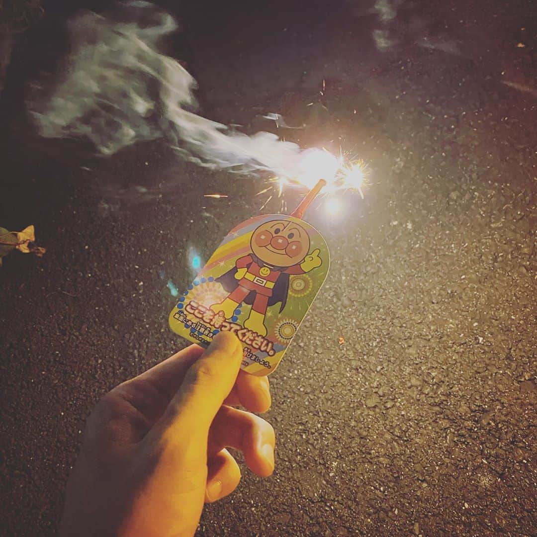 山本紘之さんのインスタグラム写真 - (山本紘之Instagram)「2020初花火 付属のレンズを通して見たら火花がアンパンマンになりました。 今どきの花火はすごいです。 大の大人が興奮してしまいました。 ・ ・ #花火 #手持ち花火 #レンズを通すとアンパンマン #これは子どもも大喜び #いや大人でも喜ぶ」8月30日 11時42分 - yamamoto_hiroyuki.ntv