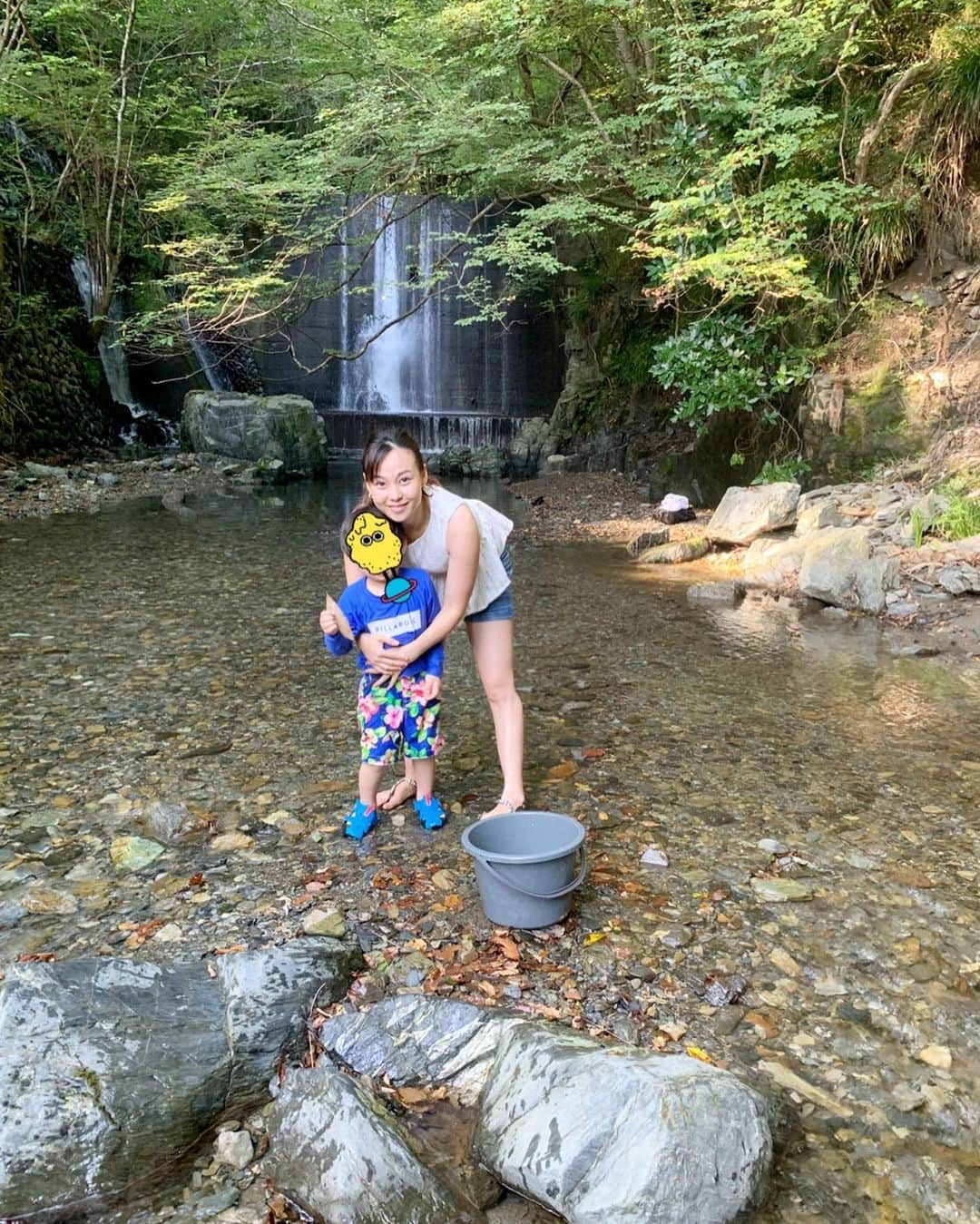 のインスタグラム：「夏休み最後の思い出作り‼️  この夏一度は行こうと宣言していたキャンプに！前日にバタバタ予約したところだったのですが、とても良かった😂  お魚掴み取り、川遊び、バーベキュー、花火、入ってないけどプールまでありました^ - ^  テントはまだ難易度高いのでコテージだけどね♪私も実は初めて虫取り網使いました‼︎男の子ママだと初めてのことの方が多いんですね！  #キャンプ　#魚掴み取り #川遊び #二児の母 #年子育児 #年子ママ #ままのて #ママコーデ #ママリ #ママさんと繋がりたい #ワーママ #ワーママあるある #ママすたぐらむ #男の子ママ #ワーママの休日 #夏コーデ　#夏ファッション　#真夏　#相模原　#相模湖　#神奈川県　#キャンパー　#コテージ　#cottage #bbq #バーベキュー　#夏の思い出 #夏の終わり」