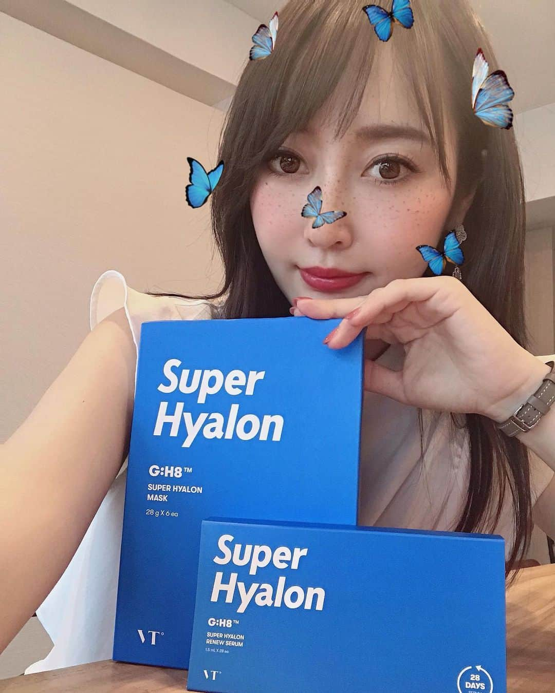 白井ゆかりさんのインスタグラム写真 - (白井ゆかりInstagram)「韓国で人気の #Superhyalon のシートマスク＆1日1包で28日分入ったリニューセラムンという美容液のレポです✨﻿ ﻿ とにかくまず、パッケージかわいすぎ。﻿ オシャレ💙あがる💙大事。﻿ ﻿ #ジェンダーレス で使えるとのことで、男性が使っていてもカッコいいね✨  ﻿ そして気になる成分は、 #スーパーヒアルロン の名の通り！﻿ 8種類もの良質なヒアルロン酸が配合された、VTの水分集中ケアラインです🐳﻿ ﻿ 夏場って保湿しなくてもいいやって思いがちだけど、私は夏場こそ保湿が重要だと思ってて💡﻿ 日焼けやエアコンでの乾燥に対しても保湿が大事だし、皮脂と油分のバランスを整えるために👍﻿ ﻿ ﻿ そしてスーパーヒアルロンのシートマスクとセラムは、﻿ 嫌なベタつき感のあるヒアルロン酸じゃなくて、香りも使用感も爽やかなので、夏場にもオススメ🌴﻿ ﻿ ﻿ セラムは1日1包で衛生的だし、#近場Trip にも持って行きやすくて気に入ってる😊﻿ 多めだから朝と夜使ったり、日焼けした腕にも使ったり。﻿ ﻿ マスクはめちゃウルウルで、﻿ ぐんぐん吸収されて艶肌になるよ💙﻿ ﻿ ﻿ ﻿ ﻿Qoo10と、VTコスメ公式サイトでは30%OFFです✨  @vtcosmetics_official﻿ @vtcosmetics_japan﻿ ﻿  #韓国コスメ #ジェンダーレスコスメ #スキンケア ﻿#VTコスメ #VTコスメティック #vt #vtcosmetics #pr #保湿 #洗顔 #敏感肌」8月30日 11時47分 - yukarealestate