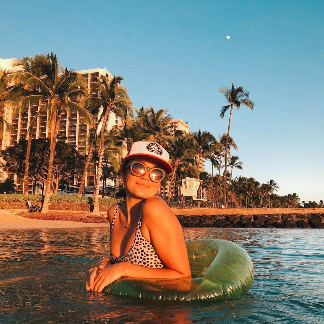 アリッサ ウーテンのインスタグラム：「As long as we’re in the water 💦」