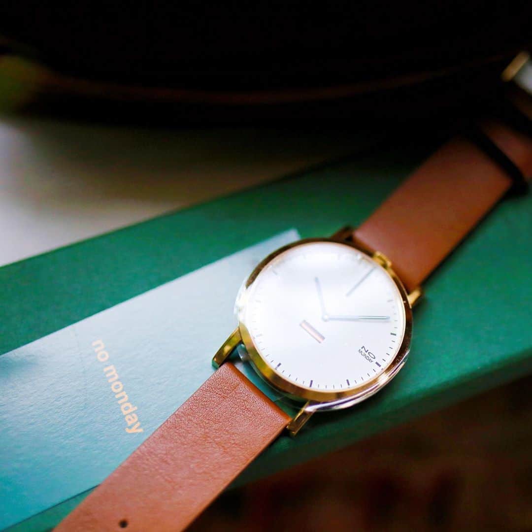 amiさんのインスタグラム写真 - (amiInstagram)「． new watch ⌚️  最近ゲットした@nomonday_jp さん の素敵な時計♡  ブラックを持っていたので 今回はブラウンにしてみたよ♡  クールな雰囲気が 素敵で、お気に入り💗  チェックしてみてね〜♡ http://nomonday.jp/ amikuhs →（10％OFF coupon）  ．  #腕時計#腕時計#時計#腕時計倶楽部#手元倶楽部#nomonday#ノーマンデー#カフェ好き#時計好き#ブラック小物#腕時計集め#時計コレクション」8月30日 11時48分 - amikuma1219
