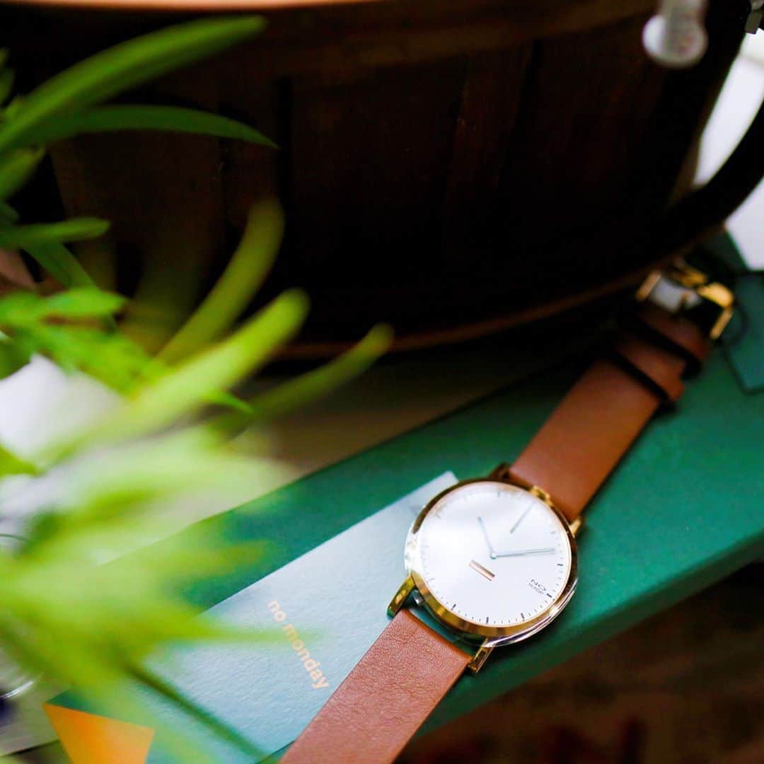 amiさんのインスタグラム写真 - (amiInstagram)「． new watch ⌚️  最近ゲットした@nomonday_jp さん の素敵な時計♡  ブラックを持っていたので 今回はブラウンにしてみたよ♡  クールな雰囲気が 素敵で、お気に入り💗  チェックしてみてね〜♡ http://nomonday.jp/ amikuhs →（10％OFF coupon）  ．  #腕時計#腕時計#時計#腕時計倶楽部#手元倶楽部#nomonday#ノーマンデー#カフェ好き#時計好き#ブラック小物#腕時計集め#時計コレクション」8月30日 11時48分 - amikuma1219