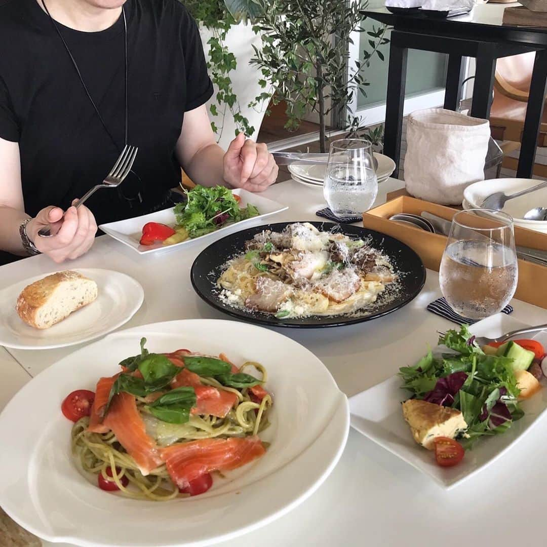 mario_dozonoさんのインスタグラム写真 - (mario_dozonoInstagram)「* 🥗🍝🍹 この前ランチした時のpic。 * このカフェ、テラス席で海を眺めながら地元広島の食材を使った美味しい料理が楽しめて🏖⛵️ お店の雰囲気も良くて定期的に足を運びたくなります☺️ * ここで #あの店で会おうよ キャンペーンのお知らせを✨ * 広島県内の『食べに行った(※行きたい)お気に入りのお店』、テイクアウトやデリバリーした料理』などの写真に『 #あの店で会おうよ 』をつけてお店へのメッセージと共に投稿すると、抽選で1万円のクオカードが100名様に当たります。 (※応募期間：11月30日まで) * 広島の飲食店を一緒に応援しませんか？✨ ぜひ参加してみてくださいね☺️ * * * 広島県内の飲食店応援企画『このまち思いエールプロジェクト』に参加しています。#PR * #instafoodgram #lunchtime #onomichi #onomichicafe #pastalunch #relaxtime #尾道カフェ #福山カフェ #尾道グルメ #ベラビスタ #ベラビスタ境ガ浜 #テラス席 #おすすめカフェ #お気に入りカフェ #今日のランチ #パスタランチ #爽風カフェ #かき氷 #カキ氷 #女子会プラン #女子会ランチ #子連れランチ #子連れランチ広島 #子連れカフェ #子連れカフェ広島 #リラックスタイム #ランチタイム」8月30日 11時52分 - mario_dozono