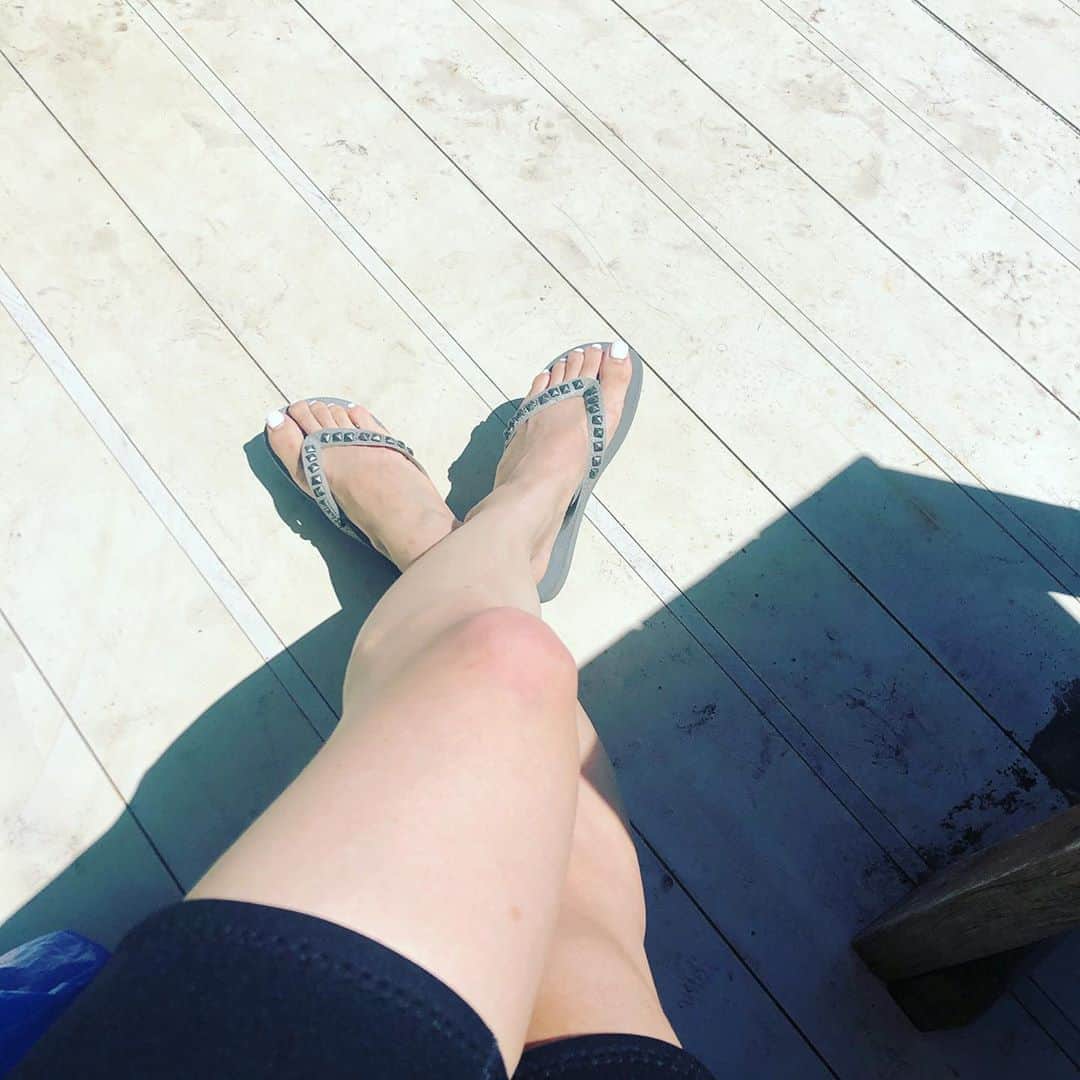 阿部洋子さんのインスタグラム写真 - (阿部洋子Instagram)「#人生初  #surf  #ウェットスーツ   早起き！  立てたﾜｧ───ヽ(*ﾟ∀ﾟ*)ﾉ───ｲ  膝傷だらけ💦」8月30日 11時53分 - hirocoring