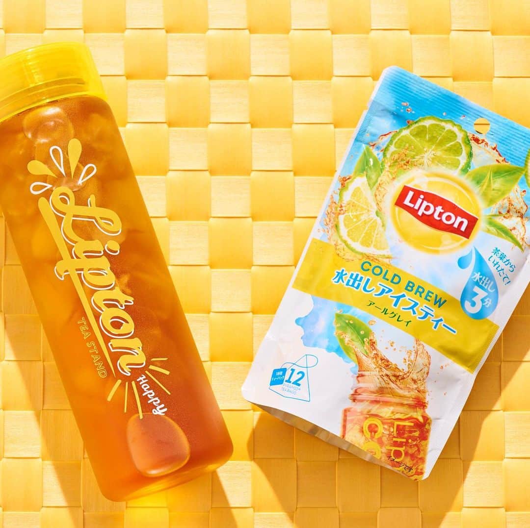 リプトンのインスタグラム：「TEA STAND代官山店本日CLOSE！！🍓 みんなにたくさん来てもらった代官山店は本日20時をもって終了！ リプトンの夏を盛り上げてくれて本当にありがとう💛 . 最後に「タンブラー＋コールドブリューティーバッグセット」（税込 1300円）を買えば、おうちでも簡単にフルーツインティーができちゃう！ 好きな冷凍フルーツを入れて、自分なりにアレンジしてみてね🍋 ※在庫に限りがありますのでご了承ください。 . 吉祥寺店と大阪店は9月も営業が続くから、ぜひ遊びにきてね♪ ＜Fruits in Tea KICHIJOJI＞ 日時：7/22(水)-9/13(日) 11:00-20:00 (L.O. 19:45) 場所：Sign吉祥寺 . ＜Fruits in Tea OSAKA＞ 日時: 7/10(金)-9/22(火) 10:00-21:00 (L.O. 20:45)  　※8/19(水) 休館日 場所: ディアモール大阪 . 「タンブラー＋コールドブリューティーバッグセット」はECサイトでも各種販売中♪ Checkしてみてね👉 ※タンブラーデザイン・価格・送料はECサイトでご確認ください。 #リプトン #Lipton #FruitsinTea #フルーツインティー #ColdBrew #コールドブリュー #リプトンコールドブリュー #水出しアイスティー #水出し紅茶 #癒し #リラックス #Happy #期間限定 #LiptonTEASTANDFruitsinTea #代官山 #吉祥寺 #大阪 #梅田 #リプトンでつながる #最終日 #タンブラー #おうちカフェ」