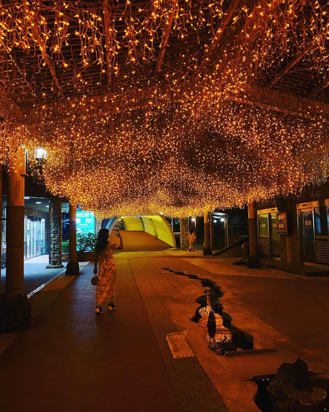 由井香織のインスタグラム：「ドーム型の宿泊施設。 初体験で楽しい場所でした✨ 家族連れで楽める遊び施設が併設されていて、家族連れの方々がお客さんで多いイメージ🥰✨  わたしは友達と2人で楽しんだけど雰囲気良くてもちろん友達とでも良かったです💓 家族と一緒にもまた来たいな✨ #熊本　#阿蘇ファームランド　#動物ふれあい　#宿泊」