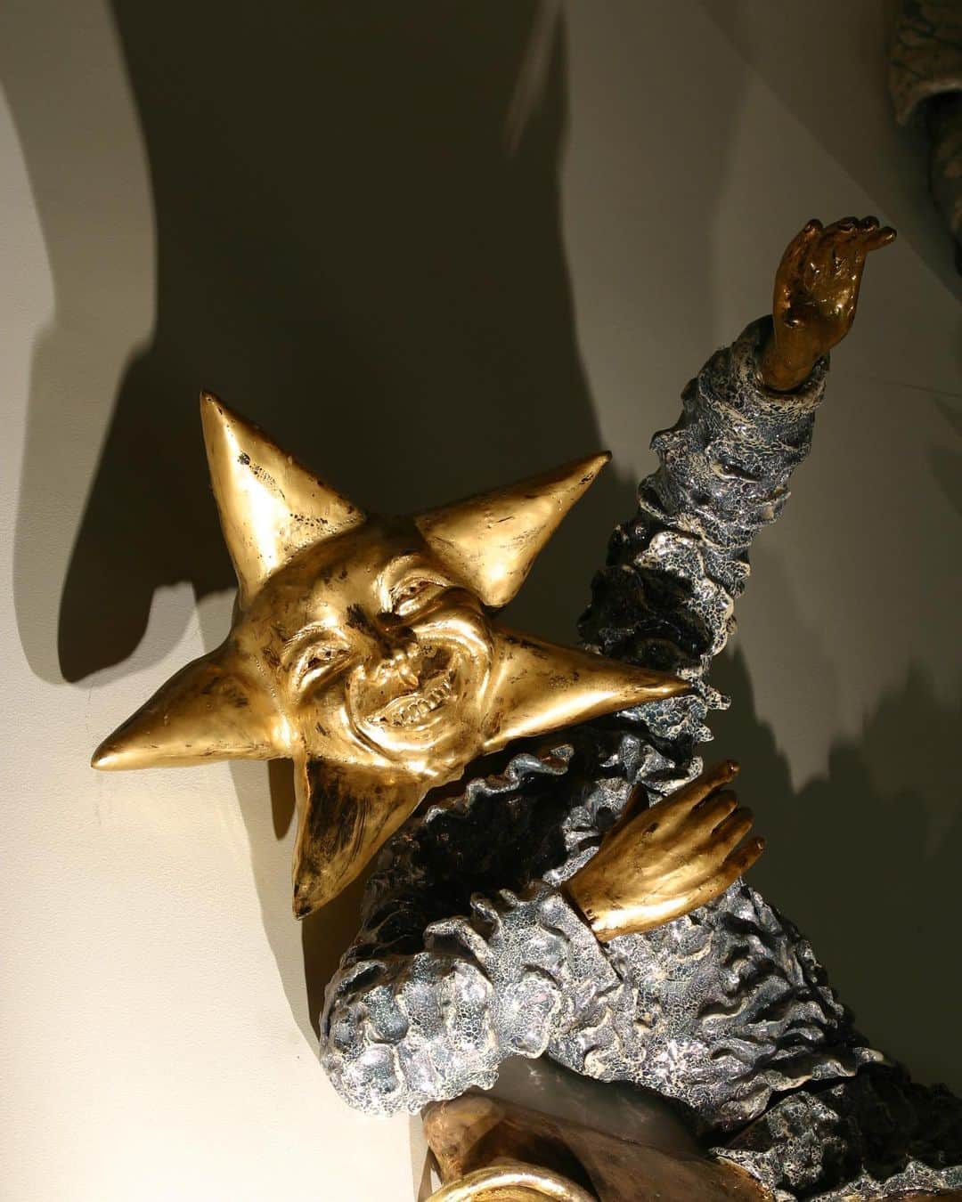 のインスタグラム：「At #Delicatessen, the sun and moon welcome you, shining in the summer sky. Countless works of art can be found all over, some large and some small. These sculptures made by Mieko Yuki are just some of many wonderful pieces hand-picked by our interior designer, John Morford, whose dedication to modern art can be felt in every corner of our hotel. Cool down with Chili & Cool and original ales under the sunshine or moonlight.  . #ParkHyattTokyo #パークハイアット東京 #デリカテッセン #LuxuryIsPersonal #ParkHyatt  #delicatessen  #miekoyuki #johnmorford  #chiliandcool #ジョンモーフォード #結城美栄子 #チリ＆クール」