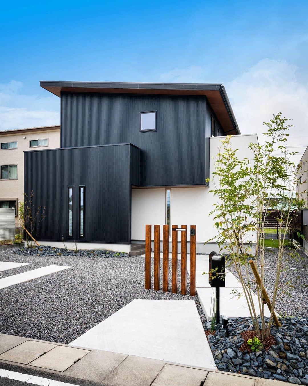 ルポハウス一級建築士事務所さんのインスタグラム写真 - (ルポハウス一級建築士事務所Instagram)「・ ・ ・ ３つに分けたボリューム。２階部分のボリュームに厚みをもたせシャープな屋根のラインを見せることでファサードに安定感を与えました。 ・ ゆったりとしたアプローチに配された緑たちが、視線を引き留めます。 ・ ・ ・ ルポハウスの施工事例をもっと見てみたい方は こちらまで☞ @reposhouse ・ #ルポハウス は#ちょっとかっこいい家 を"友人のために"という思いでつくっています。 ・ 一生に一度の#マイホーム。 「あなたにしかできない」×「ルポハウスだからできる」で、私たちだけの#家づくり を思いっきり楽しんでみませんか？！ ・ ・ ・ #家 #インテリア #住宅 #注文住宅  #ライフスタイル  #新築一戸建て #住まい #シンプルな暮らし #デザイナーズ住宅 #一級建築士事務所 #設計事務所 #myhome #house #instahouse #room #design #滋賀 #大津 #草津 #栗東#外観デザイン#ガルバ #ガルバリウム外壁#外構デザイン #片流れ屋根の家」8月30日 12時09分 - reposhouse