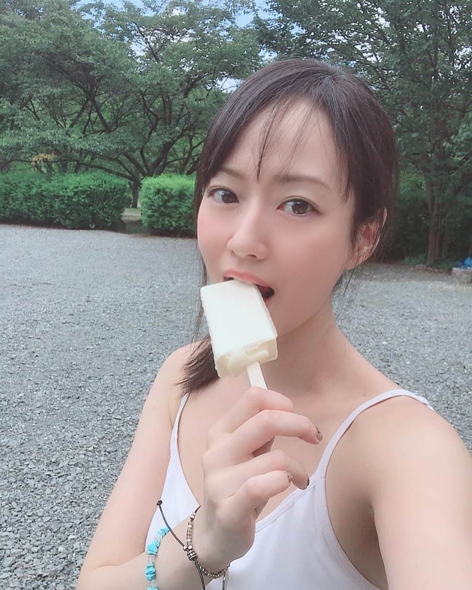 吉山りささんのインスタグラム写真 - (吉山りさInstagram)「暑くてアイス🍦😋  私の夏が終わっちゃーう🌳🍃  #ホームランバー 何十年ぶりかに食べた #アイス #アイスクリーム #icecream #summer #夏 #夏女 #暑い 都内に居たらほぼアイス食べない😂 #森林浴 #自然 #国内旅行 #一人旅女子 #夏暑い #タビジョ #旅行 #夏日 #飲む日焼け止め #日焼け止め 以上に #虫除け しまくり🕺🏽おかげでほぼ喰われなかった〜 あちこちアザはできてるけど〜😂 #weekend」8月30日 12時14分 - oreorerisa