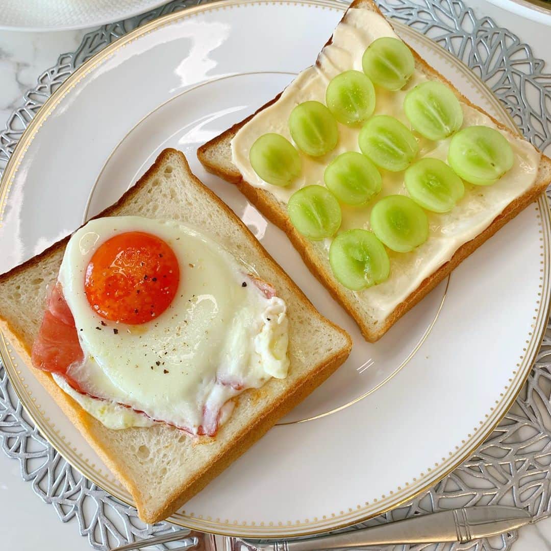 福山唯のインスタグラム：「lunch🍞✨ . . 大好きなセントルのパンをいただいたので🤤💗 ベーコンエッグとシャインマスカット のオープンサンドにしたよ🍳💚 シャインマスカット の下はマスカルポーネで作ったクリーム☁️💕 . . 後はケールの温サラダとヤングコーンのグリル🥬🌽✨✨  . . #lunch #opensandwich #egg #cooking #weekend #ランチ　#うちカフェ　#オープンサンド #たまごサンド #フルーツサンド　#シャインマスカット　#マスカルポーネ  #セントルザベーカリー 🍞」