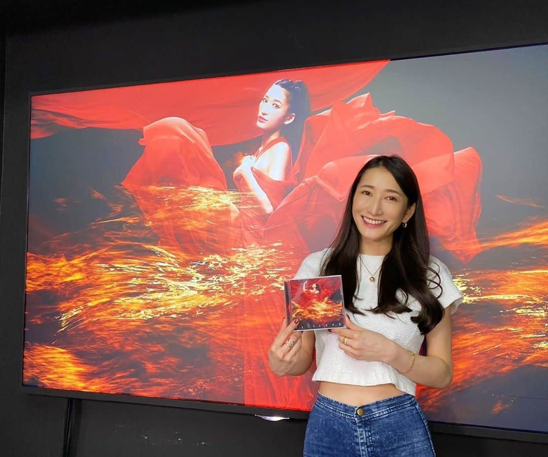 ELISAのインスタグラム：「昨日は😇❤️  インターネットサイン会を見てくれた皆さんありがとう♫今日までYouTubeでアーカイブ残ってるので見逃した方は是非〜  そして特典購入して下さった皆さん！  サイン付きCD届くの楽しみに待っててね〜❤️  lnk.to/Hikarinohoshi #ノイエ銀英伝　#光の星」