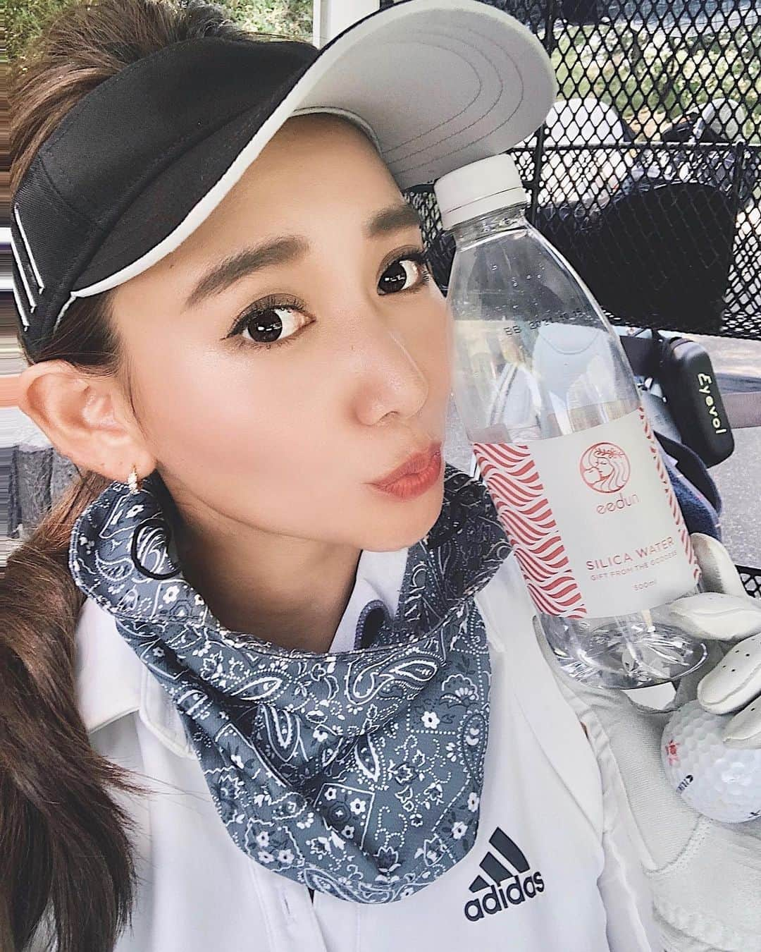 李 雨瀟さんのインスタグラム写真 - (李 雨瀟Instagram)「お盆明けくらいの時のゴルフ⛳️ もう夏は行きたいくないーーー🤣!!って思うくらい暑すぎてヘトヘトでした🥵 . 当然お水もたくさん飲まなきゃと思って、いつも飲んでる @eedun シリカウォーターを3本。 それでも足りないくらいだったの。笑 最近ロイブでホットヨガも始めたしたくさん水分とってたくさん汗流して代謝アップしたいなぁー！ . . #yuxiao_golf #golfwear #adidas #gm #goodmoring #golf #silica #water #eedun #高濃度シリカ #超軟水 #ニュージーランド  #美容健康#シリカ水 #シリカウォーター #理想の体へ  #ミネラルウォーター  #美容 #健康  #アディダス #ゴルフ女子 #ゴルフコーデ #ゴルフ大好き」8月30日 12時23分 - yuisho_ri