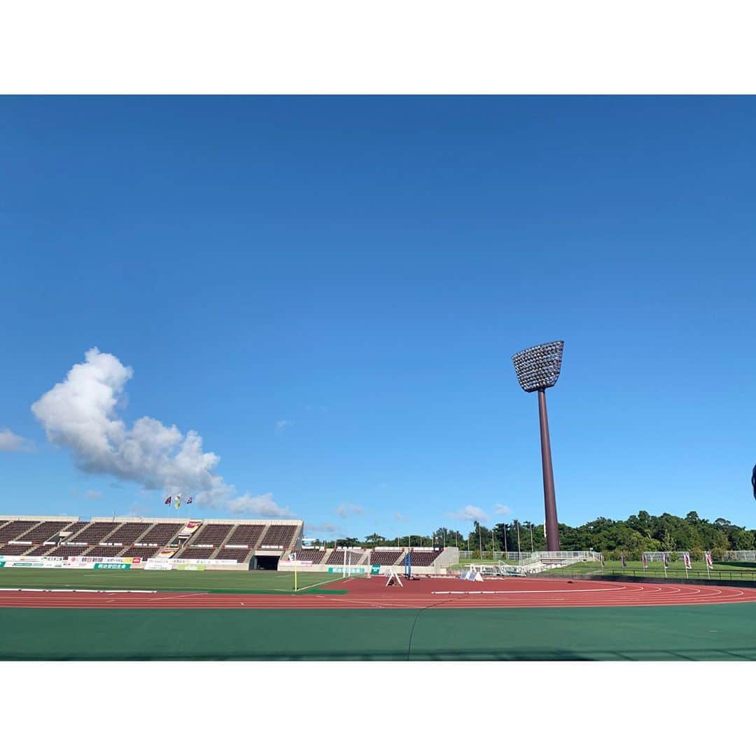 のインスタグラム：「>>>⚽️...... ・ ・ #soccer  #jleague  #リポート 今年のリーグはスケジュールがとてもタイト。  怒涛の5連戦が終わったかと思えば、また次の5連戦が始まりました💦  目にしている光景の何倍も身体は疲れていると思います🥺🥺 それでも、進んでいる皆さんの姿にいつも感動をもらっているので、 9月号のむすびのコラムにもその事を書かせていただきました📕  ご覧いただけると嬉しいです😊」