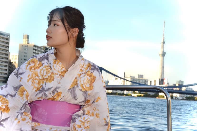 秋山ゆずきのインスタグラム：「. . 今日は🥂私が産まれてから10000万日記念日らしい‪‪☺︎‬ Twitterで教えてもらったよ🙆‍♀️  わーーーい！ 1万日生きた人間👏  おめでとう🎊  お誕生日は4月に終わって 次に楽しいのはクリスマスだと思ってたから 不意打ちのお祝い事！  ケーキ買いに行かなくちゃ🎂🥂❣️  ケーキはね、モンブランか チョコレートのやつが好き。  今日、めちゃくちゃ怖くて悲しい夢見たから 朝起きた時心が痛かったんだけど お祝い事知ったら 一瞬で元気になったよね🧏‍♀️  毎日なにかの記念日なら 毎日楽しいのにね！ でも、忘れっぽいので なんの記念日かなんて覚えてられないから 年に1.2回で良いね。 特別感なくなっちゃうしね。  ケーキだって毎日食べてたら 卵と変わらなくなっちゃうよね。  では！みなさま良い日曜日を！  長生きするので、 これからも沢山お祝いしてね🎂  🥂  #10000days  #10000日誕生日  #浴衣」
