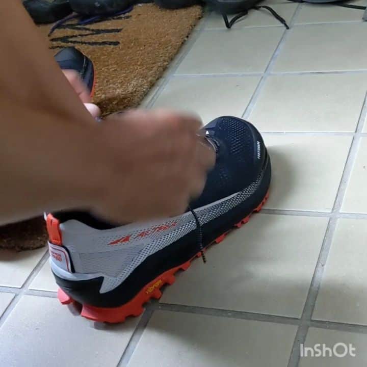 のインスタグラム：「【TRAILRUN】9/4発売の新しいAltraのトレイルランニングシューズ OLYMPUS4は厚底のマックスボリュームのアウトソールでありながら、脚さばきもよく、Vibramのメガグリップがものすごく地面を噛みます  そして、このデザインの良さ  だんだんとカッコよくなり過ぎているんじゃないか？と心配さえするレベル。  片足に体重を乗せたときのミッドソールの沈み込みを見ると、ミドルからロングまでの長距離に強いと言われる理由が分かると思います。  発売まで待ち遠しいですね！  @altrajapan  #Altra #アルトラ #OLYMPUS4 #オリンパス4 #ゼロドロップ #trailrun #trailrunning #トレイルランニング #トレラン #いまはリハビリラン #ランニング #running #run #ファストハイク  #登山 #ファストハイキング」