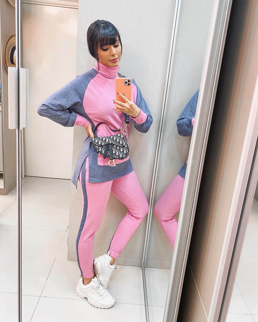 Gabriela Salesのインスタグラム：「Dia desses aí, pq a realidade hoje foi só camisola de pizza kkkk 💕」