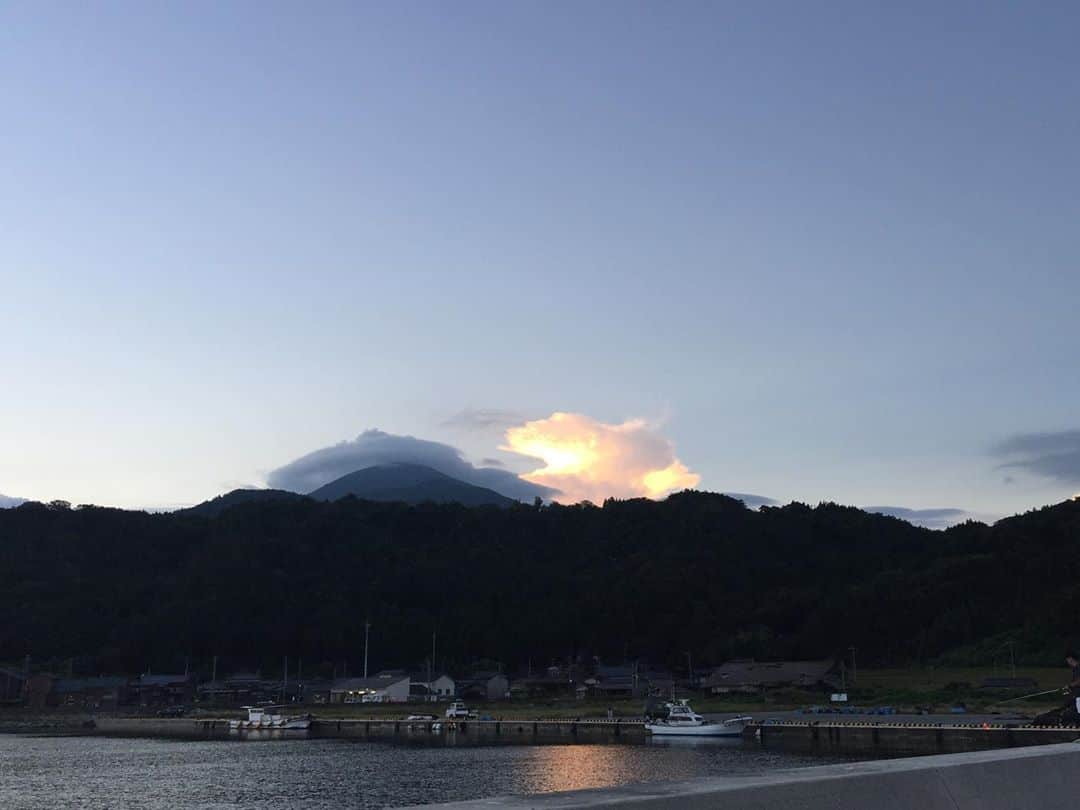 北野貴之さんのインスタグラム写真 - (北野貴之Instagram)「今日は朝3時に起きて、4時から釣り。 アジを釣る女将さんと、お弟子君を眺めながら、そこに現れる景色が素敵すぎで。 そっちの撮影。 早朝に現れた夏の雲、積乱雲はまるで天空のラピュタで現れる竜の巣。 それが、朝日で光る。 次左を見ると、山々に見える不思議な山のような雲の数々。 そこからの御来光！ ありがとうございます！  #御来光」8月30日 12時49分 - takashi_kitano