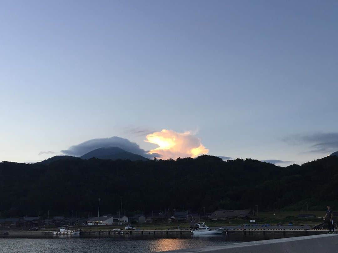 北野貴之さんのインスタグラム写真 - (北野貴之Instagram)「今日は朝3時に起きて、4時から釣り。 アジを釣る女将さんと、お弟子君を眺めながら、そこに現れる景色が素敵すぎで。 そっちの撮影。 早朝に現れた夏の雲、積乱雲はまるで天空のラピュタで現れる竜の巣。 それが、朝日で光る。 次左を見ると、山々に見える不思議な山のような雲の数々。 そこからの御来光！ ありがとうございます！  #御来光」8月30日 12時49分 - takashi_kitano