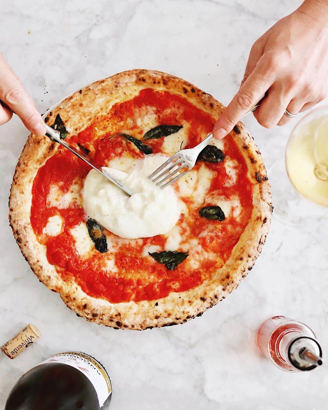 樋口正樹さんのインスタグラム写真 - (樋口正樹Instagram)「burrata pizza . ご近所のピザ屋さんの ピザ・マルゲリータを テイクアウトして来て、 そのままいただいても もちろんおいしいけど、 ディ・ステファノ社の 良質なブラータをのせ とろとろを楽しむのも めっちゃウマなのです。 . すこしお高いですけど 良いお店クオリティの おいしいブッラータは こちら👉 @the_foods.jp . 実は数日前から自宅の キッチンのトラブルと スマホの破損が重なり 料理と投稿おさぼり中。 ボナさんは元気ですー。 . . #ピザ #ピッツァ #ブッラータ #ブラータ #ブラータチーズ #ブッラータチーズ #ディステファノ社 #ステファノ社 #チーズ好き #ピザ好きな人と繋がりたい #pizza #burrata #burratagram #burratacheese #distefanocheese #burratapizza #pizzaburrata #pizzagram #pizzamargherita #topitalianfood #🍕」8月30日 12時59分 - higuccini